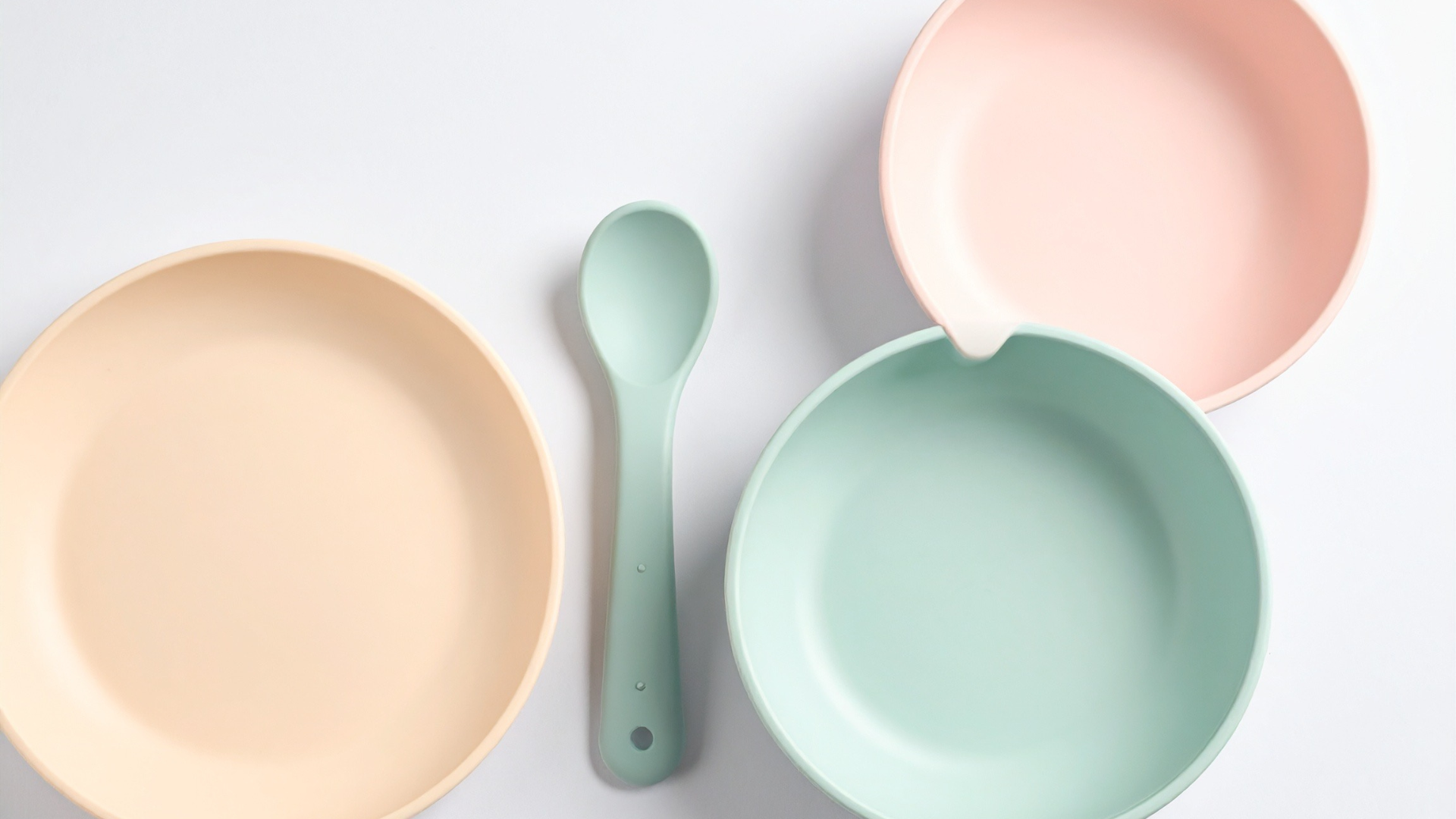 Chỉ cần 1 - 2 loại bát phù hợp với từng giai đoạn ăn dặm là đủ