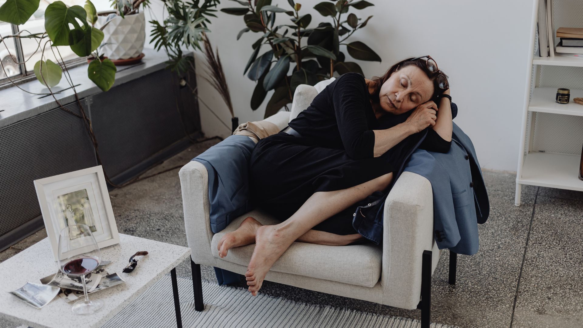 Bạn nên hạn chế đứng lâu và nghỉ ngơi nhiều hơn để cải thiện tình trạng bàn chân bẹt