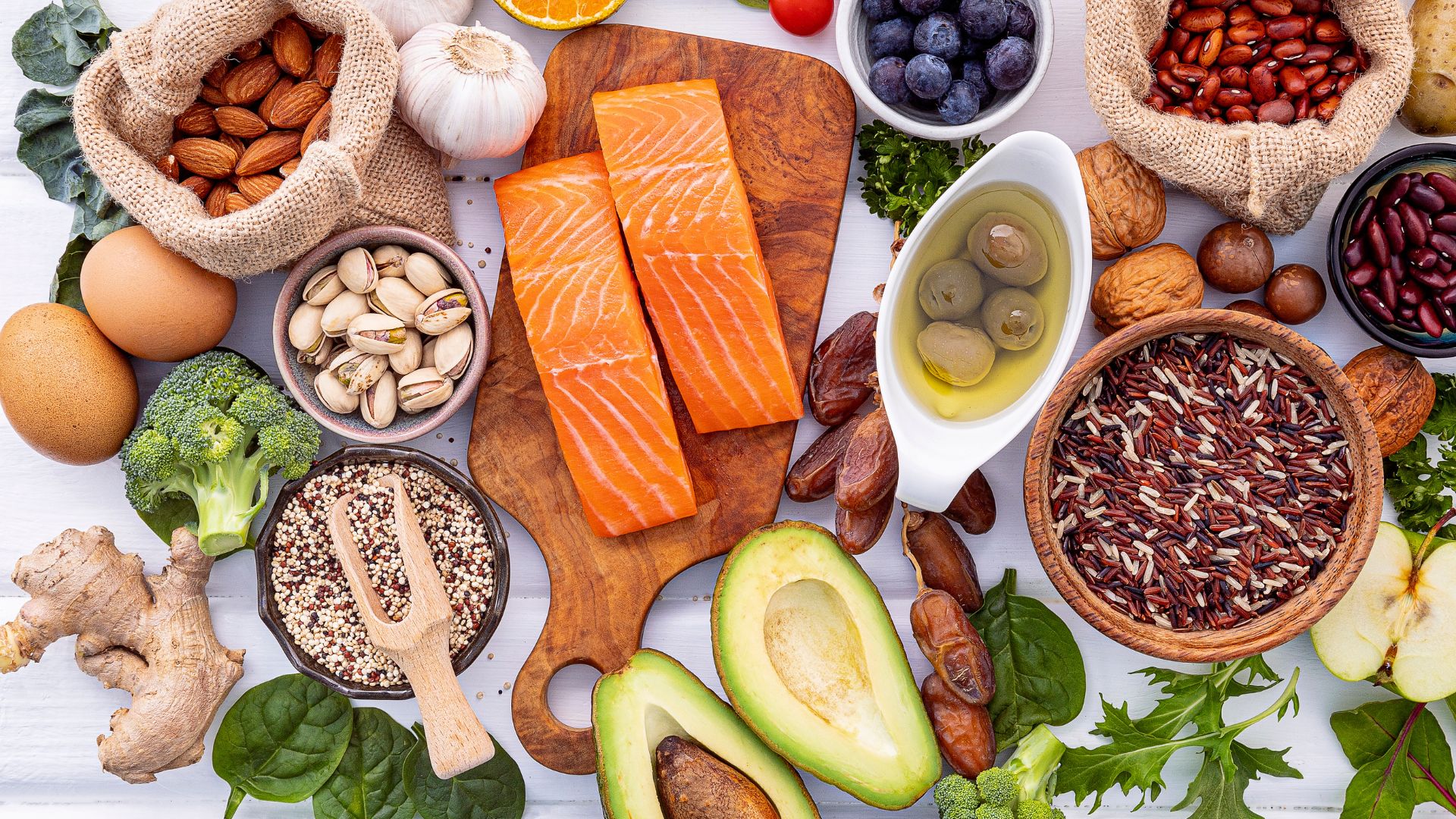 Dinh dưỡng cân đối giúp cơ thể giảm mỡ tự nhiên và duy trì năng lượng tích cực