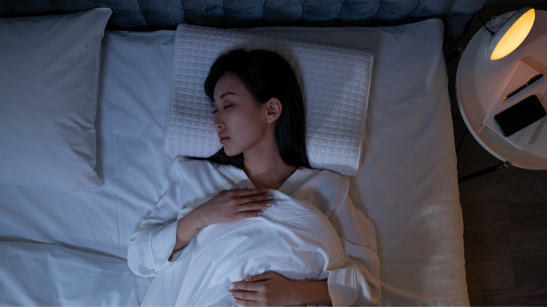 Thư giãn, hít thở sâu là cách ngủ lại sau khi thức giấc hiệu quả