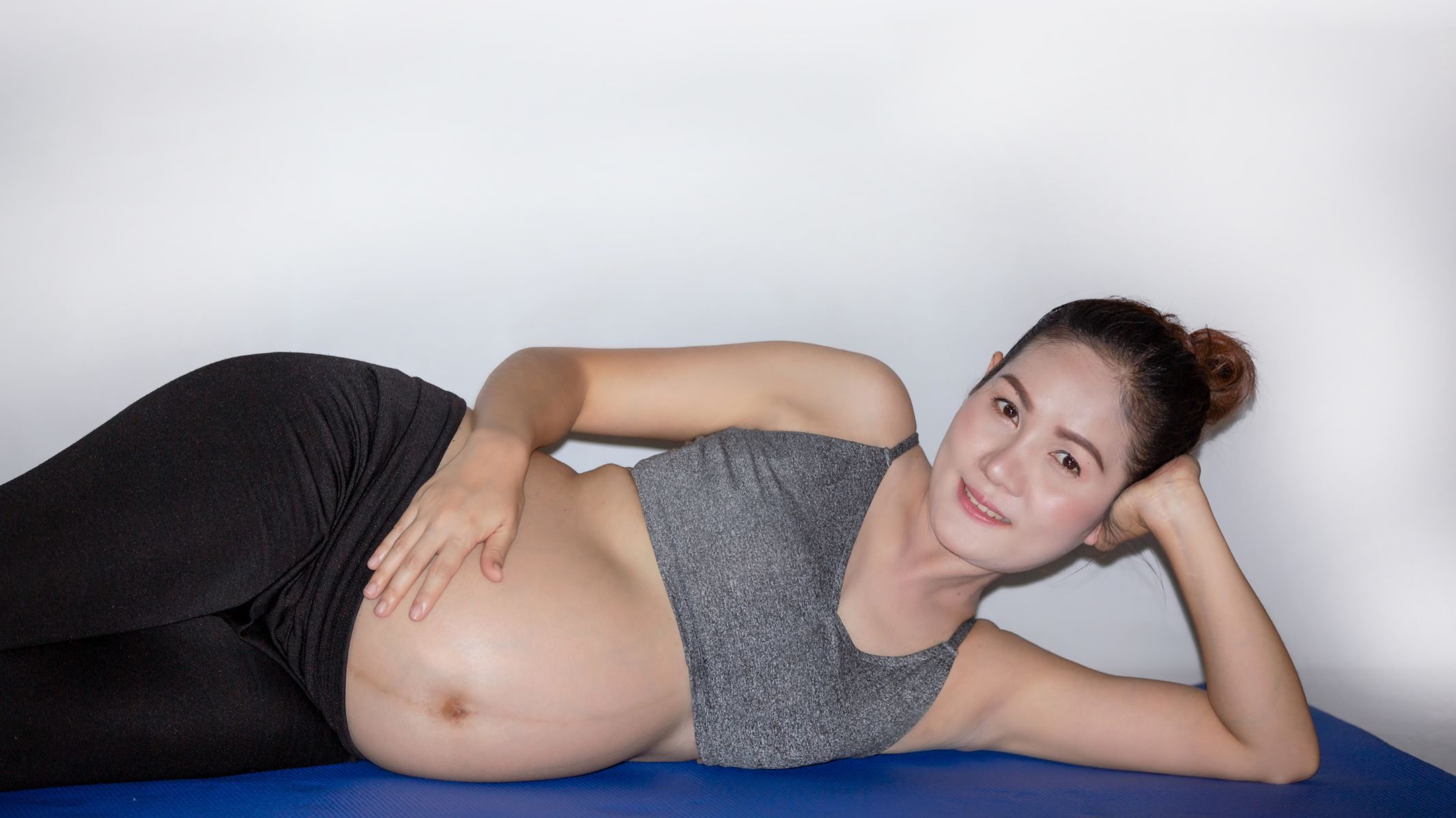 Bật mí cho mẹ bầu các tư thế nằm giúp chuyển dạ nhanh 1