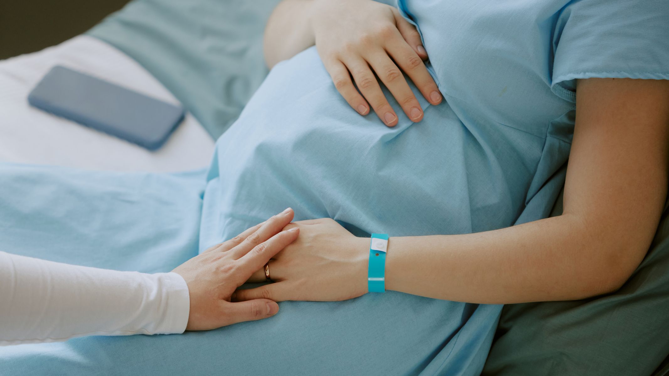 Bật mí cho mẹ bầu các tư thế nằm giúp chuyển dạ nhanh 4