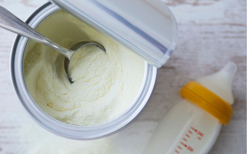 Trẻ sơ sinh bú sữa công thức là một trong những nguyên nhân gây tiêu chảy do hệ tiêu hóa còn non yếu