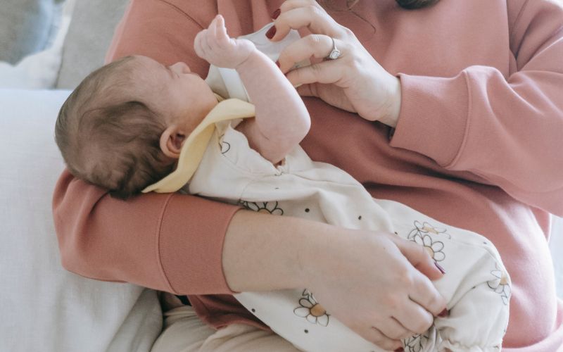 Khi trẻ bị tiêu chảy bố mẹ cần chú ý bù nước và điện giải cho trẻ để phòng ngừa tình trạng mất nước