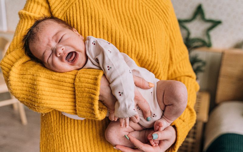 Ba mẹ cần chú ý các triệu chứng bất thường khác của trẻ như quấy khóc liên tục... để đưa trẻ đi khám kịp thời