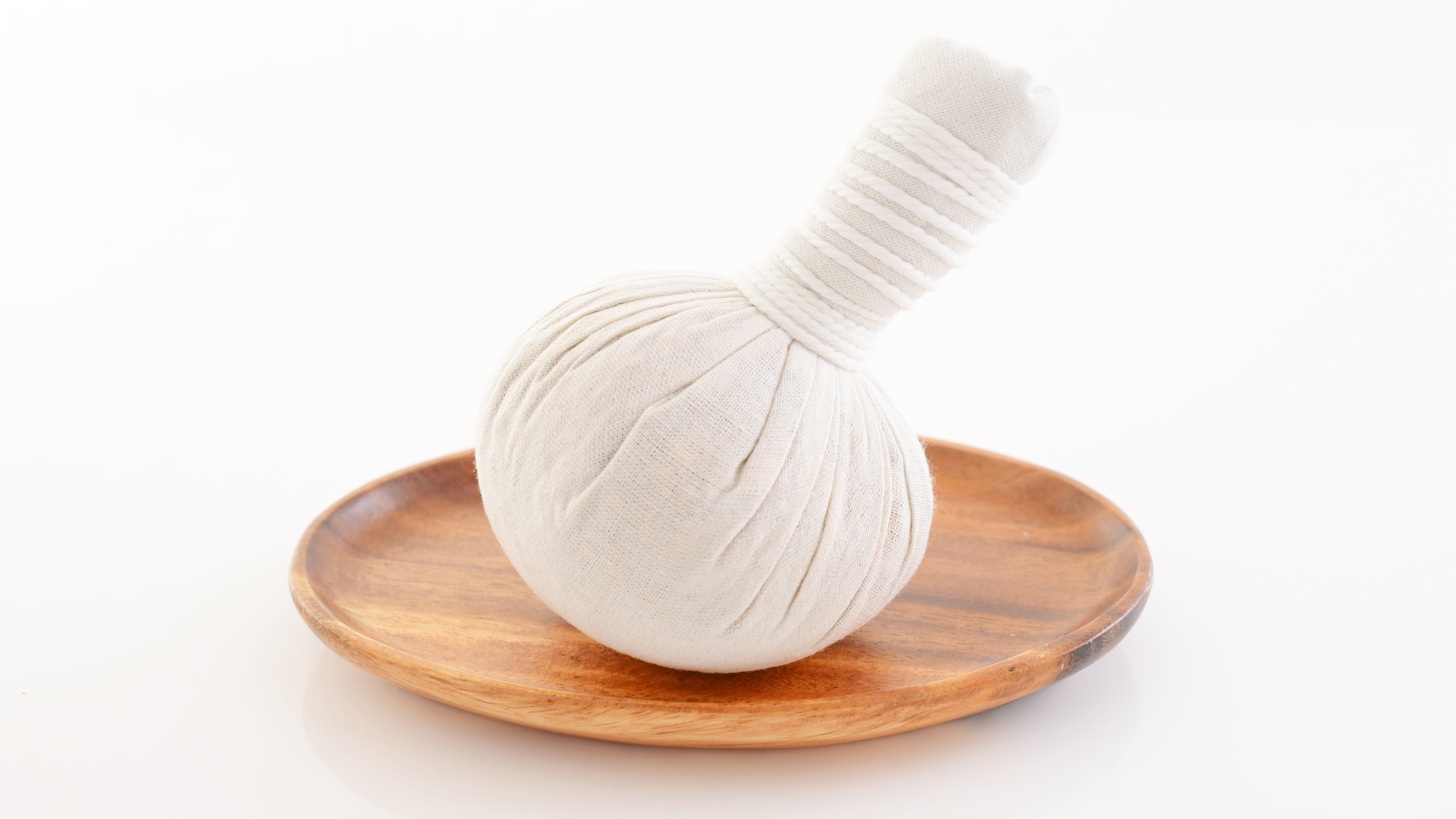 Chườm ấm là mẹo chữa vẹo cổ nhanh được áp dụng phổ biến