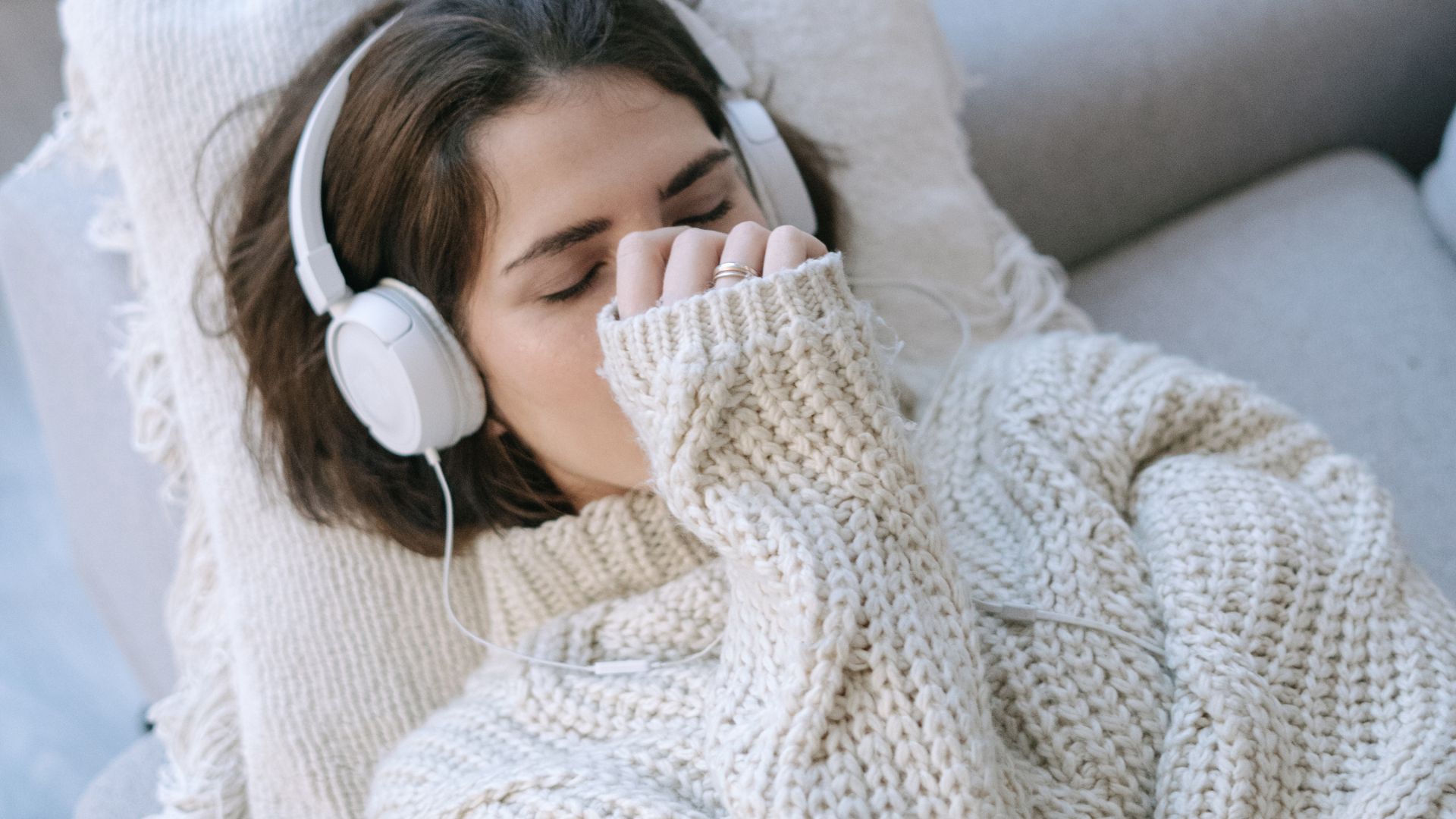 Nghỉ ngơi đúng cách cũng giúp hỗ trợ cải thiện vẹo cổ hiệu quả