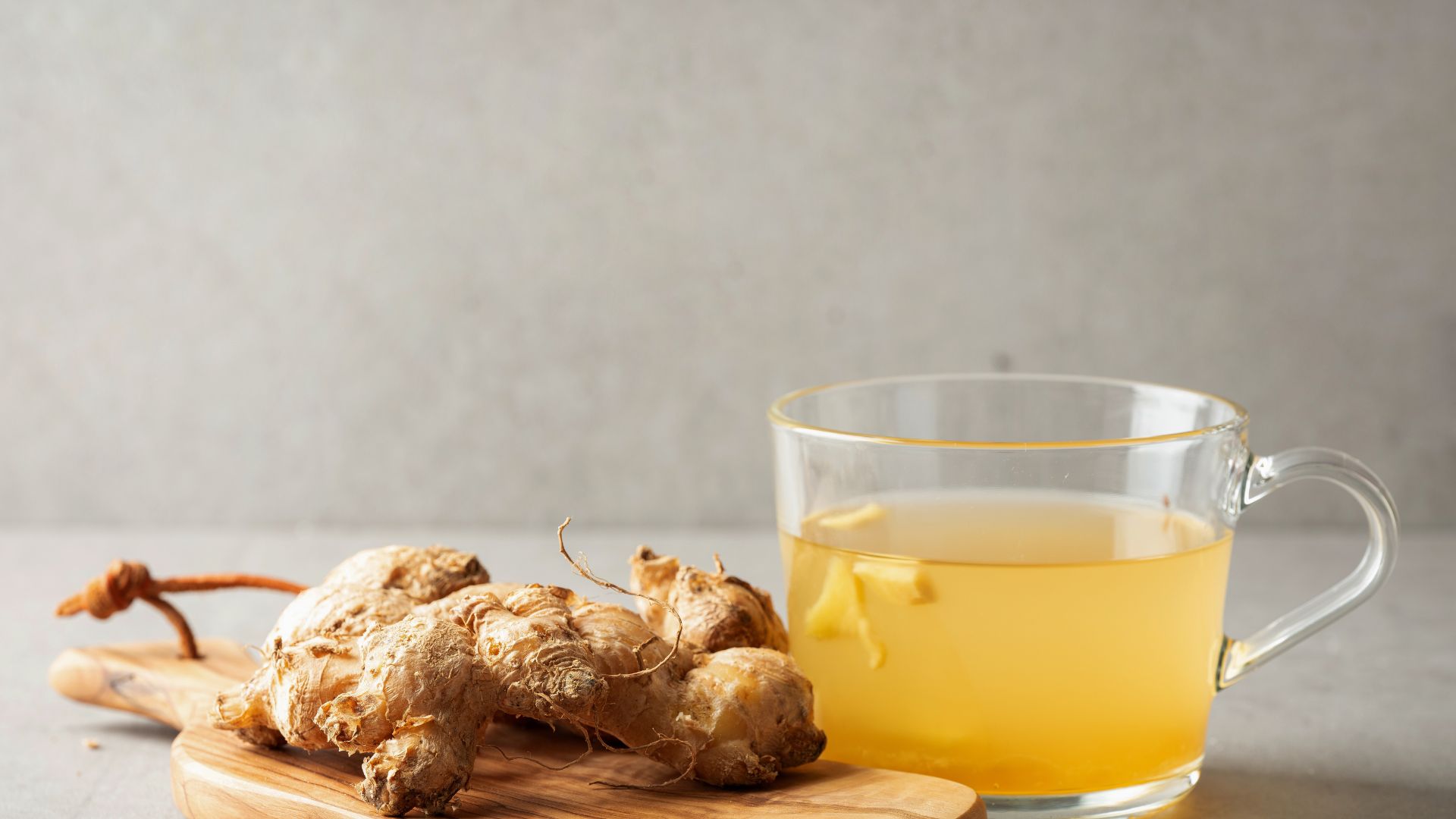 Uống nước gừng buổi sáng giúp khởi động trao đổi chất, đốt mỡ tự nhiên