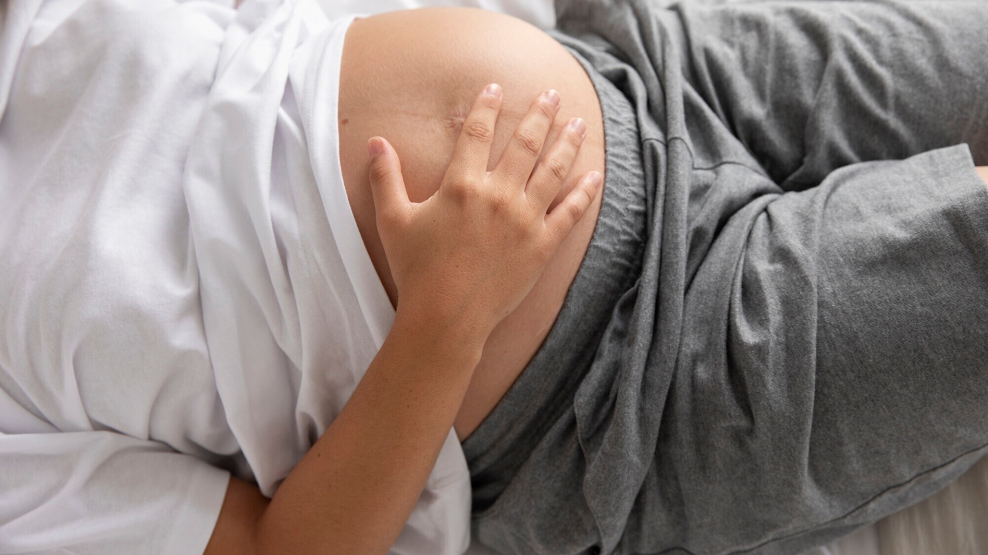 Bụng gò cứng trong 3 tháng cuối cũng có thể là dấu hiệu cảnh báo sớm của sinh non hoặc chuyển dạ thật