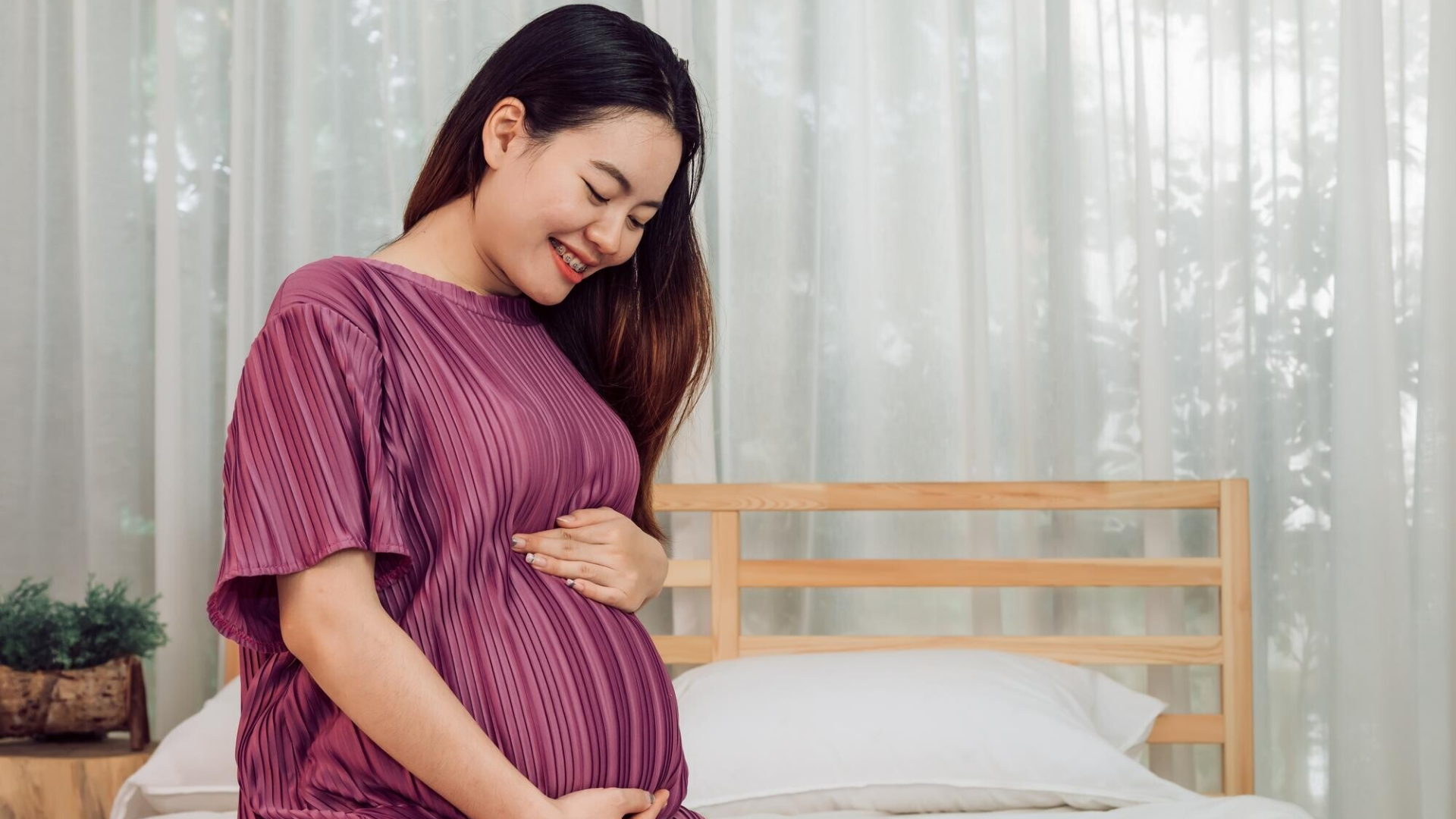 Nếu mẹ cảm thấy bụng căng, cứng trong 3 tháng cuối, hãy tạo cho mình không gian nghỉ ngơi yên tĩnh để thư giãn cơ thể và tâm trí