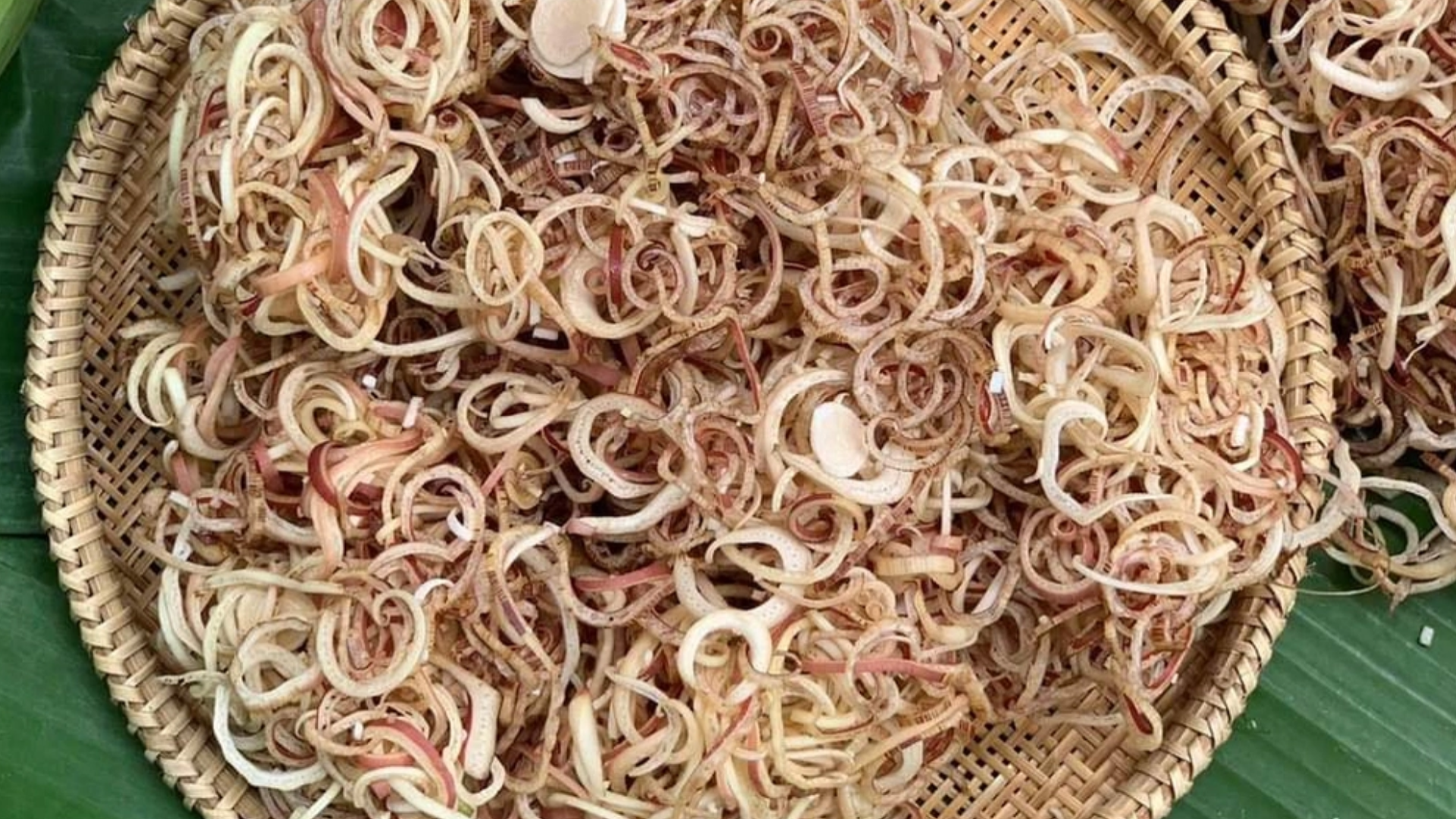 Mẹ bầu không nên ăn bắp chuối sống vì nhựa trong hoa chuối có thể gây kích ứng dạ dày và khó tiêu