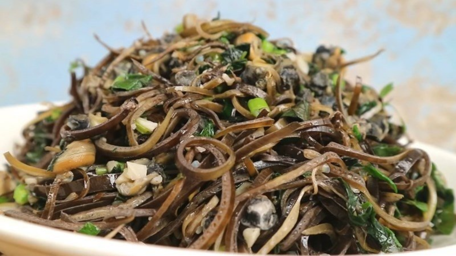 Mẹ bầu nên ưu tiên chọn các món được nấu chính như bắp chuối luộc, canh bắp chuối nấu tôm, hoặc xào tỏi