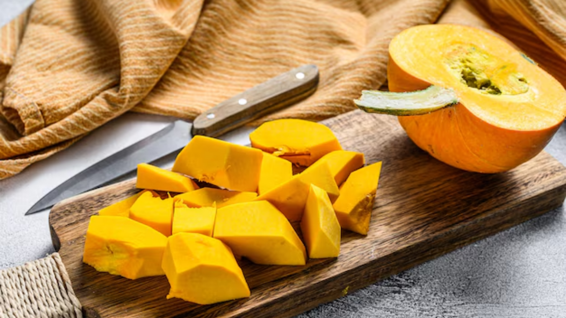 Trong bí đỏ có chứa nhiều chất chống oxy hóa giúp bảo vệ tế bào và tăng khả năng miễn dịch