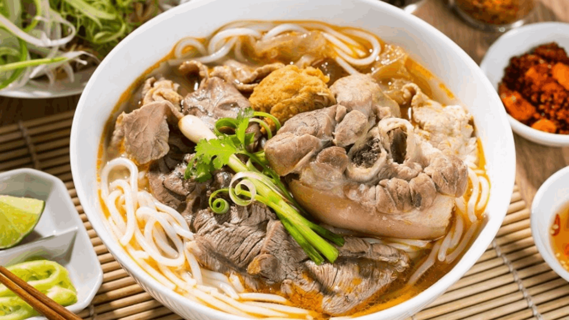 Bầu 3 tháng đầu ăn bún bò được không? Được, miễn món ăn đảm bảo vệ sinh và chế biến kỹ lưỡng