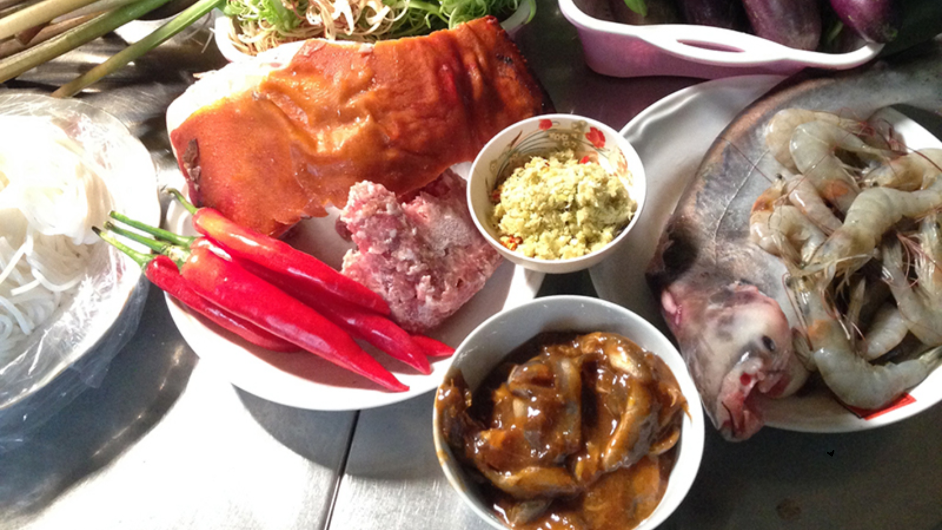 Để ăn bún mắm an toàn, mẹ bầu cần lưu ý hải sản phải được nấu chín kỹ