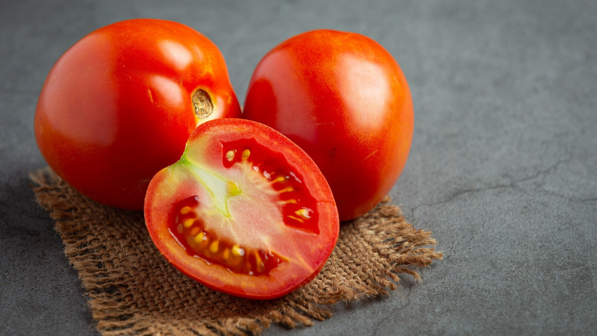 Cà chua là thành phần không thể thiếu trong bún riêu, mang lại vị chua thanh mát đặc trưng và nhiều lợi ích sức khỏe