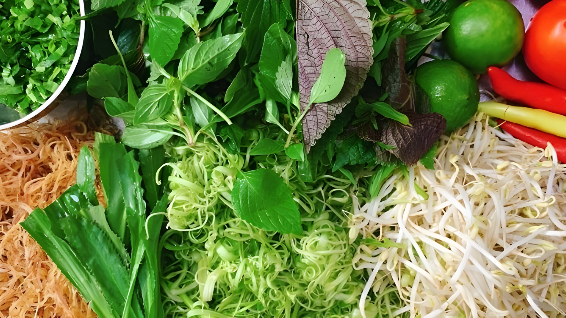 Bà bầu không nên ăn các loại rau sống ăn kèm như rau muống, xà lách hay húng quế