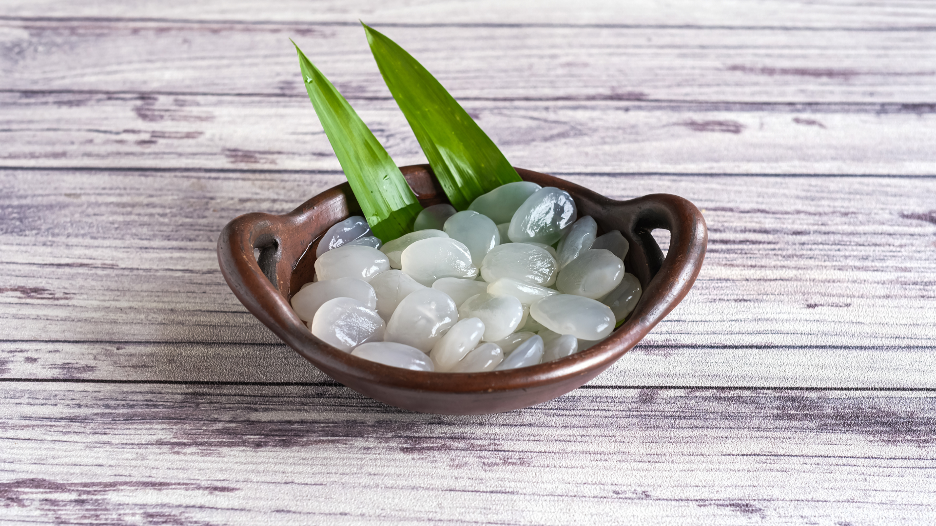 Hạt đác, còn gọi là nhân non của quả đác, có vị giòn, thanh mát, thường được dùng trong các món chè, sữa chua hoặc ăn kèm trái cây