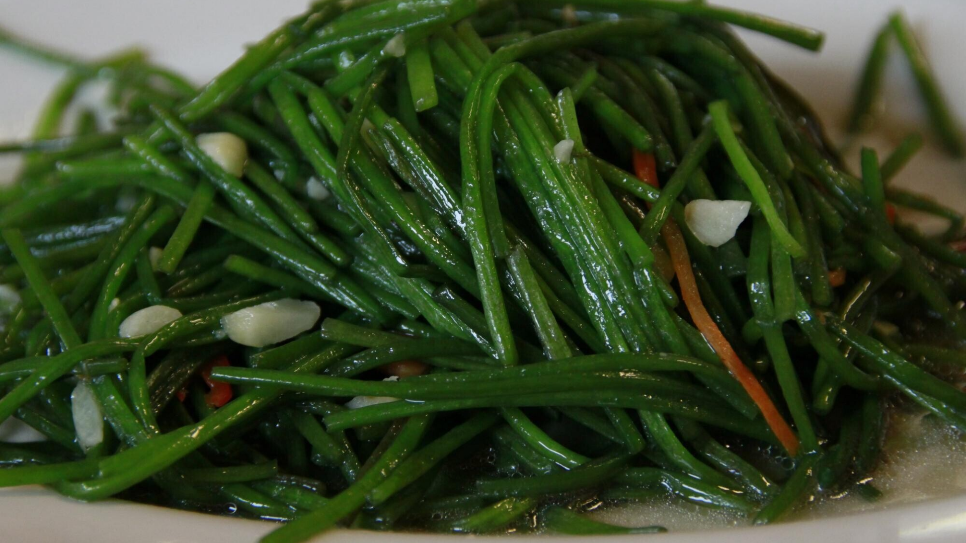 Hẹ cần được nấu chín hoàn toàn để loại bỏ nguy cơ nhiễm khuẩn hoặc hóa chất tồn dư