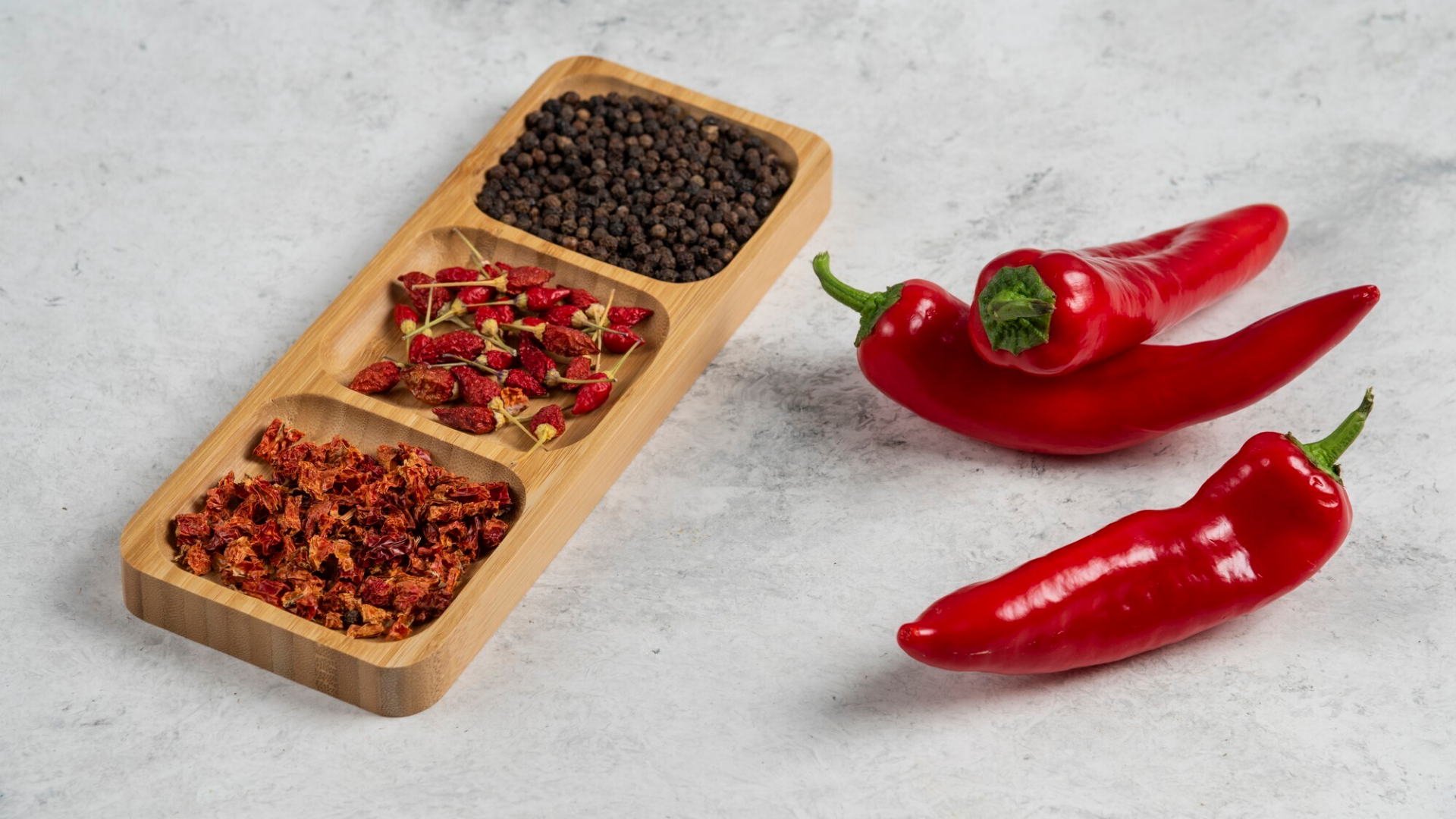 Lạp xưởng thường có nhiều gia vị cay nóng, như tiêu, ớt, tỏi gây ảnh hưởng tiêu cực đến dạ dày và hệ tiêu hóa nhạy cảm của mẹ bầu