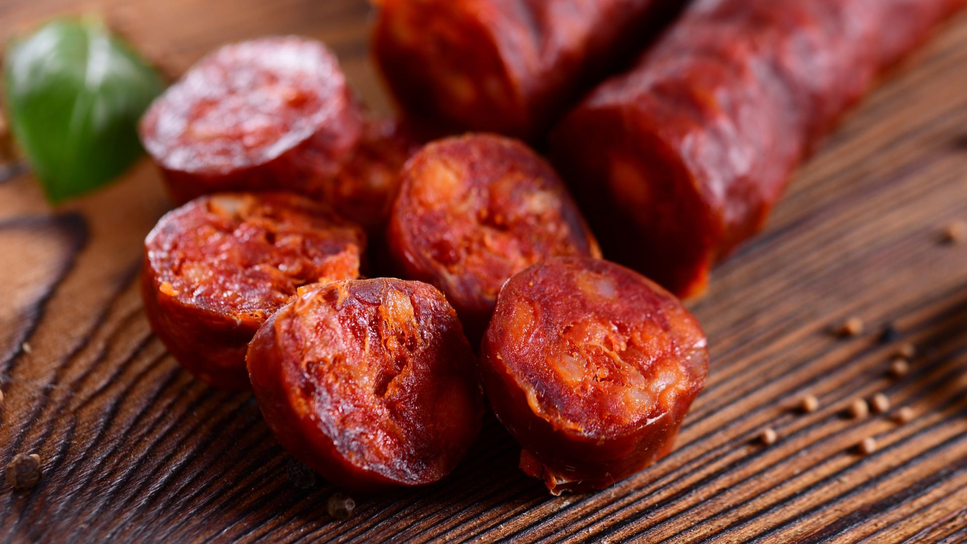 Lạp xưởng đạt chất lượng có màu đỏ hồng tự nhiên, không quá sậm hoặc bóng bất thường