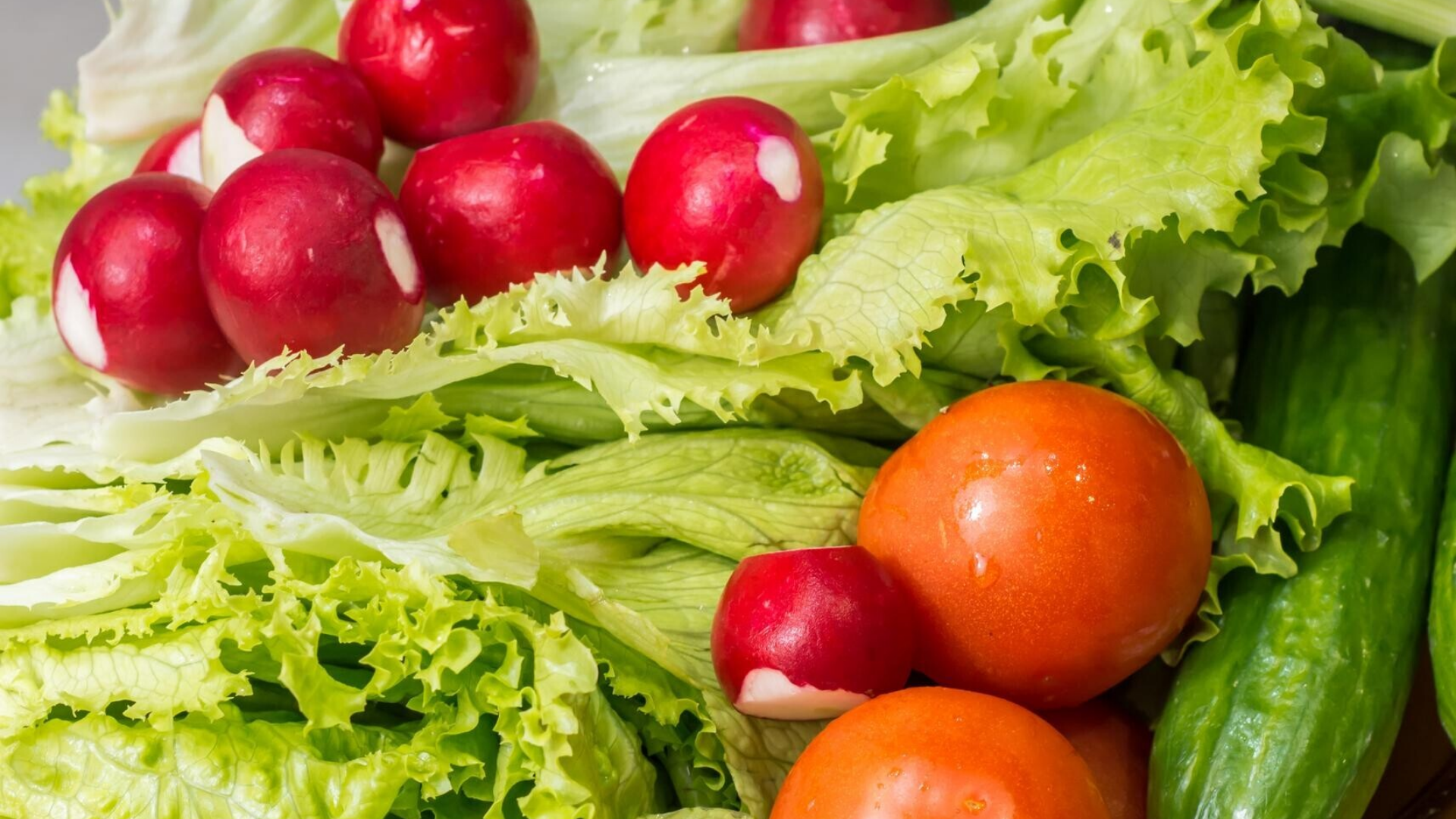 Mẹ bầu nên ăn kèm rau xanh, củ quả và trái cây tươi để tăng chất xơ, hỗ trợ tiêu hóa, giảm hấp thu muối và chất bảo quản