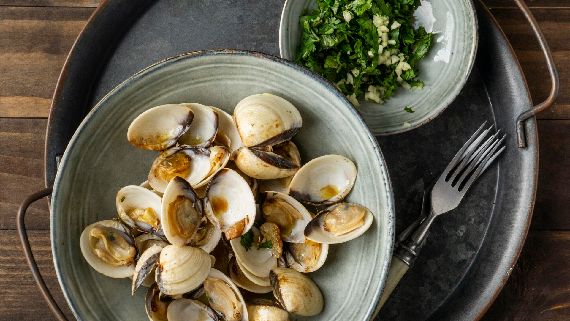 Nghêu cần được nấu chín kỹ và chế biến đúng cách nhằm loại bỏ hoàn toàn vi khuẩn, ký sinh trùng và tạp chất có thể gây hại