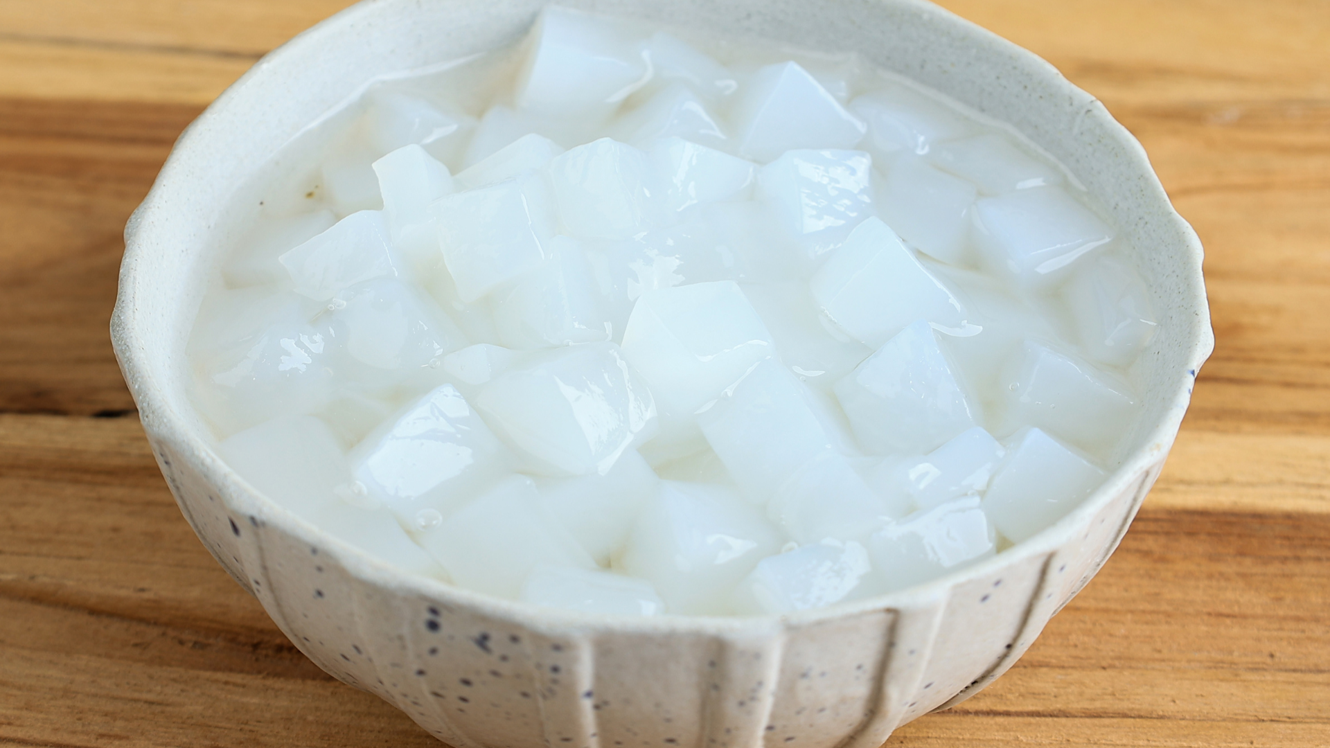 Mẹ bầu 3 tháng đầu hoàn toàn có thể ăn thạch dừa, miễn là món ăn này được chế biến sạch, không quá ngọt và sử dụng với lượng vừa phải