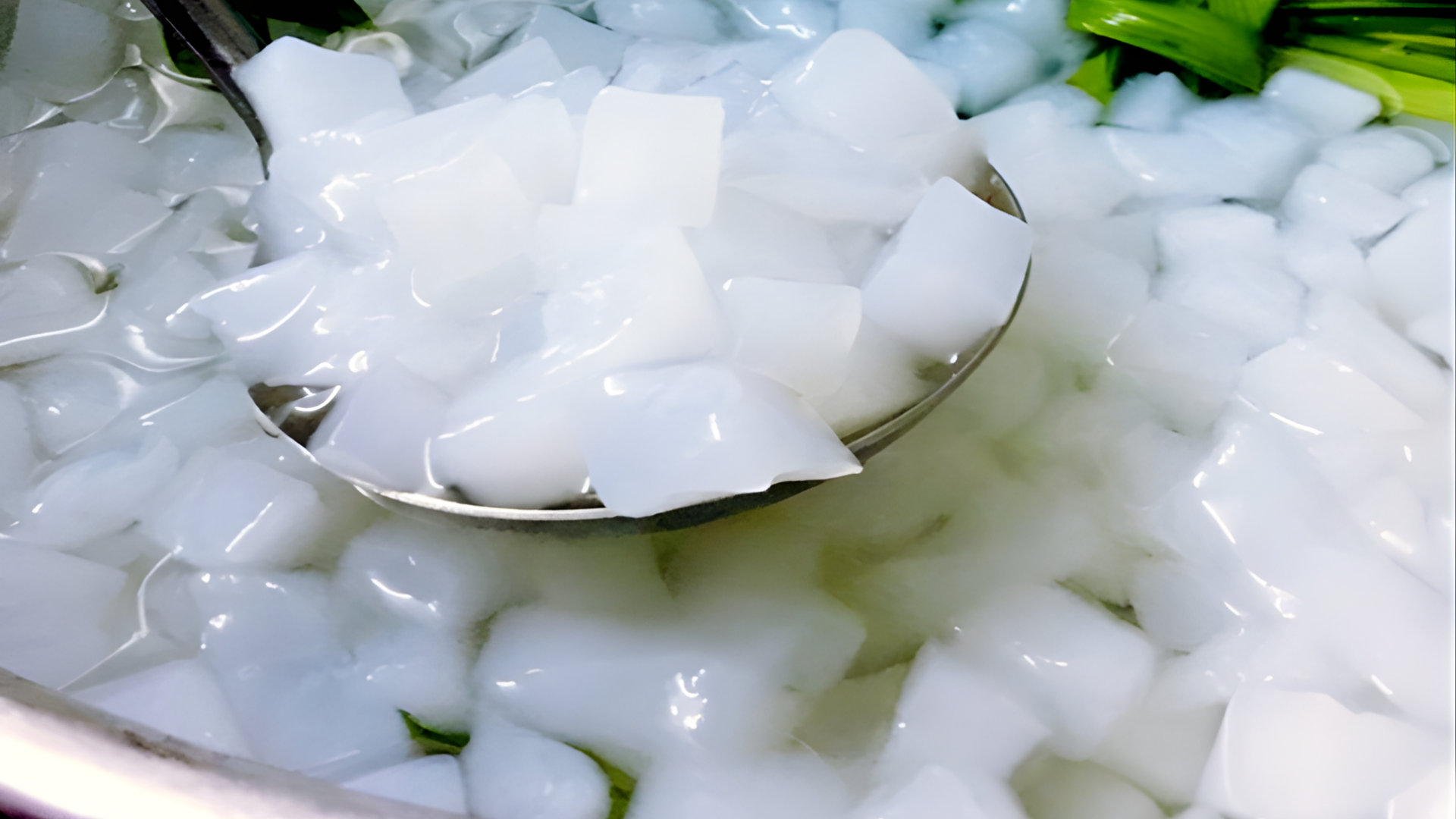 Không nên ăn thạch dừa quá nhiều, chỉ nên dùng khoảng từ 100 đến 150g mỗi lần, duy trì tần suất từ 2 đến 3 lần mỗi tuần