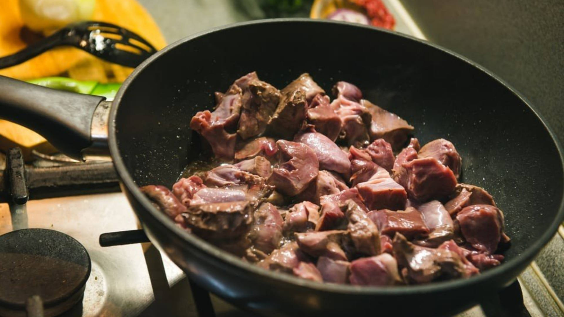 Tim heo chưa được nấu chín kỹ có thể chứa Salmonella, E.coli hoặc Toxoplasma, gây nguy hiểm cho thai nhi