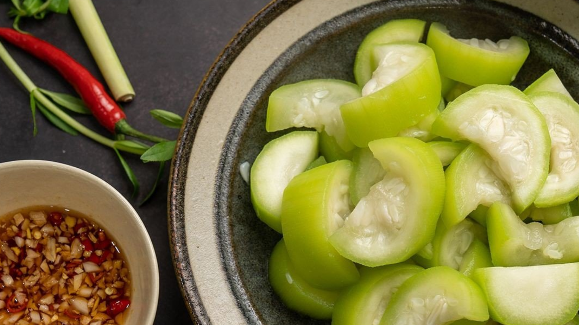 Bầu luộc chấm nước mắm giúp tiêu hóa nhẹ nhàng, dễ hấp thu