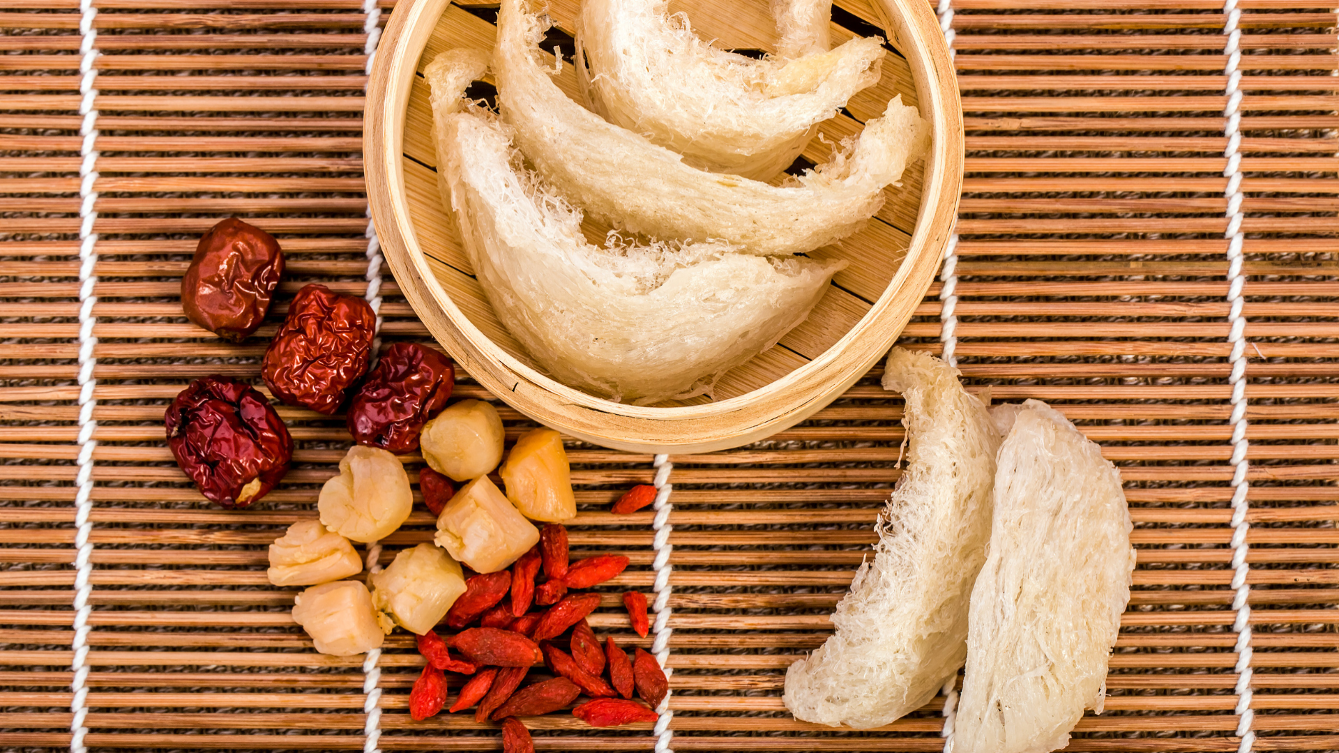 Tổ yến chứa khoảng 45 đến 55% protein tinh khiết, dễ hấp thu hơn so với nhiều loại đạm khác