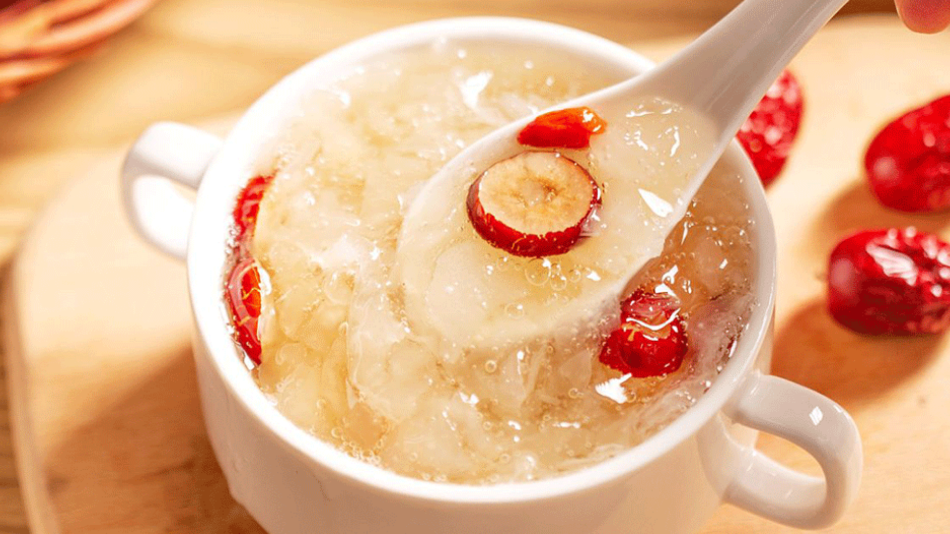 Mẹ bầu nên ăn lượng nhỏ, không ăn liên tục nhiều ngày và ưu tiên yến chưng ấm