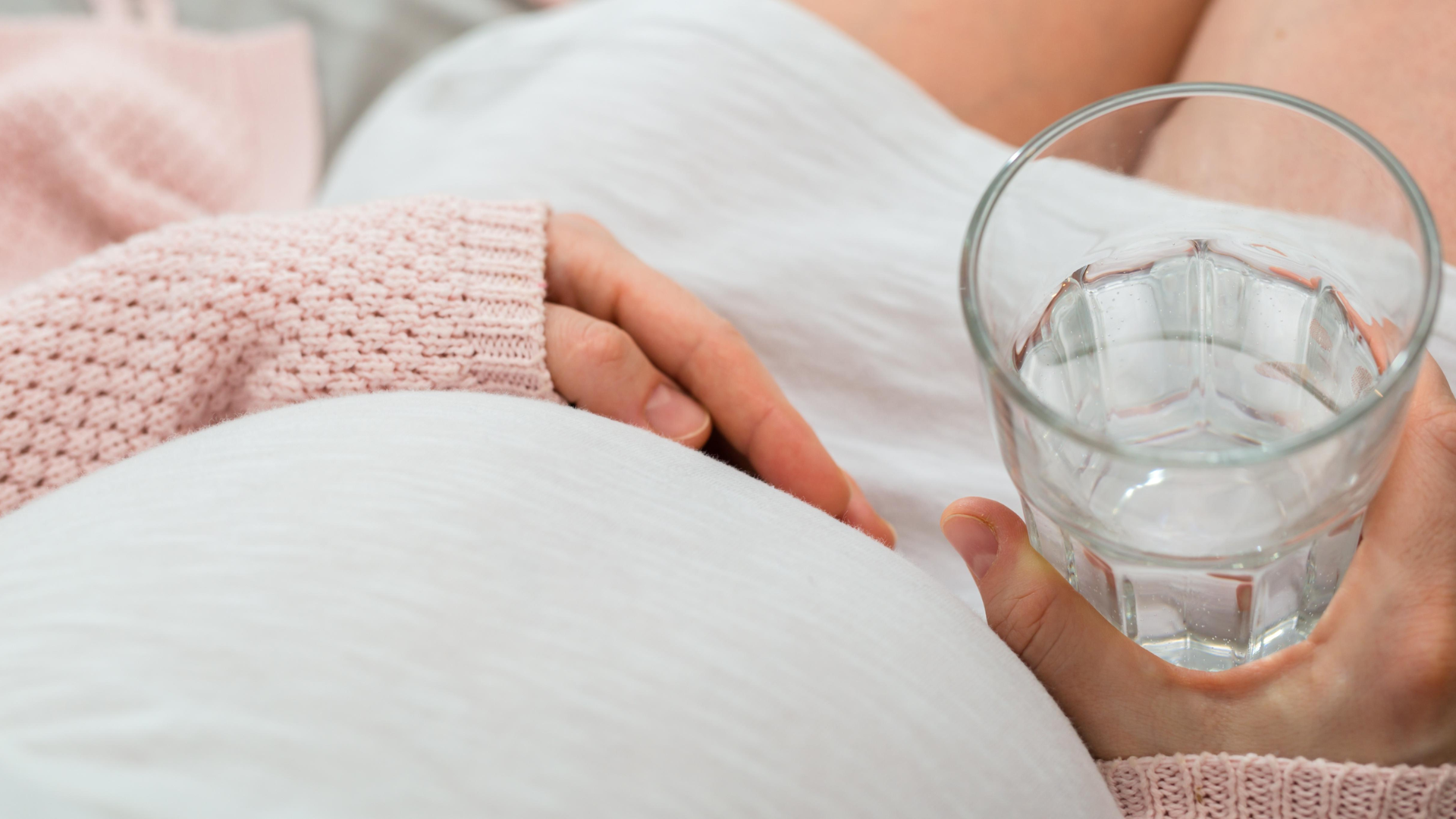 Uống nước ấm mỗi ngày giúp mẹ bầu duy trì năng lượng, cải thiện tuần hoàn và giảm mệt mỏi hiệu quả