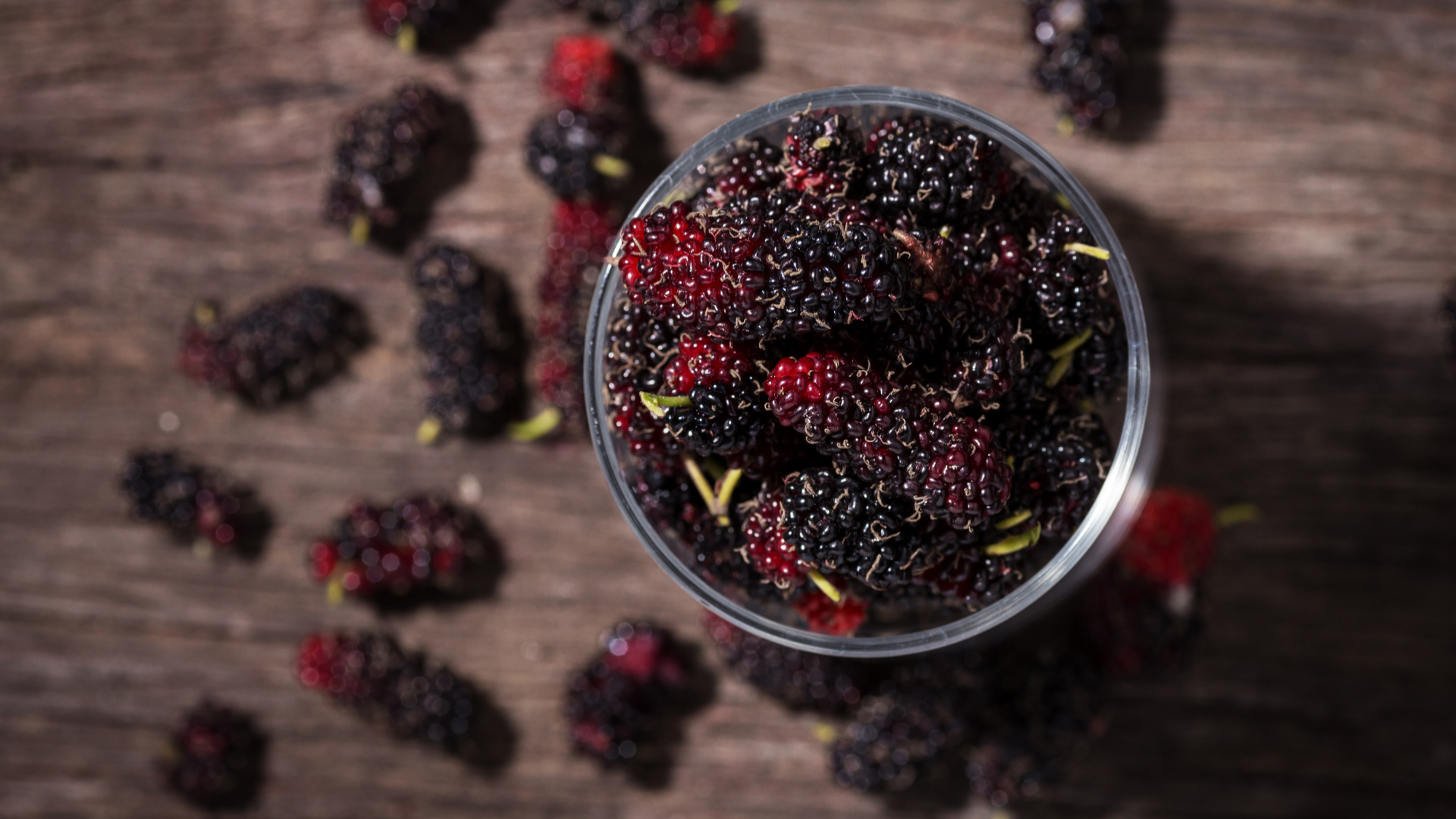 Để đạt lợi ích tốt nhất, mẹ nên chọn dâu chín kỹ, không dập nát và rửa sạch trước khi nấu