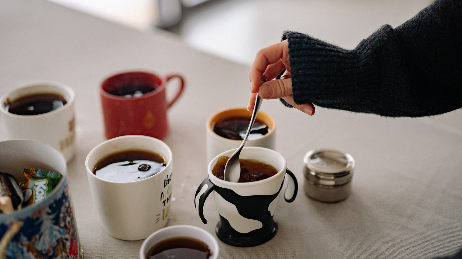 Mẹ bầu cần hạn chế các loại đồ uống chứa chất kích thích như cà phê, trà đặc