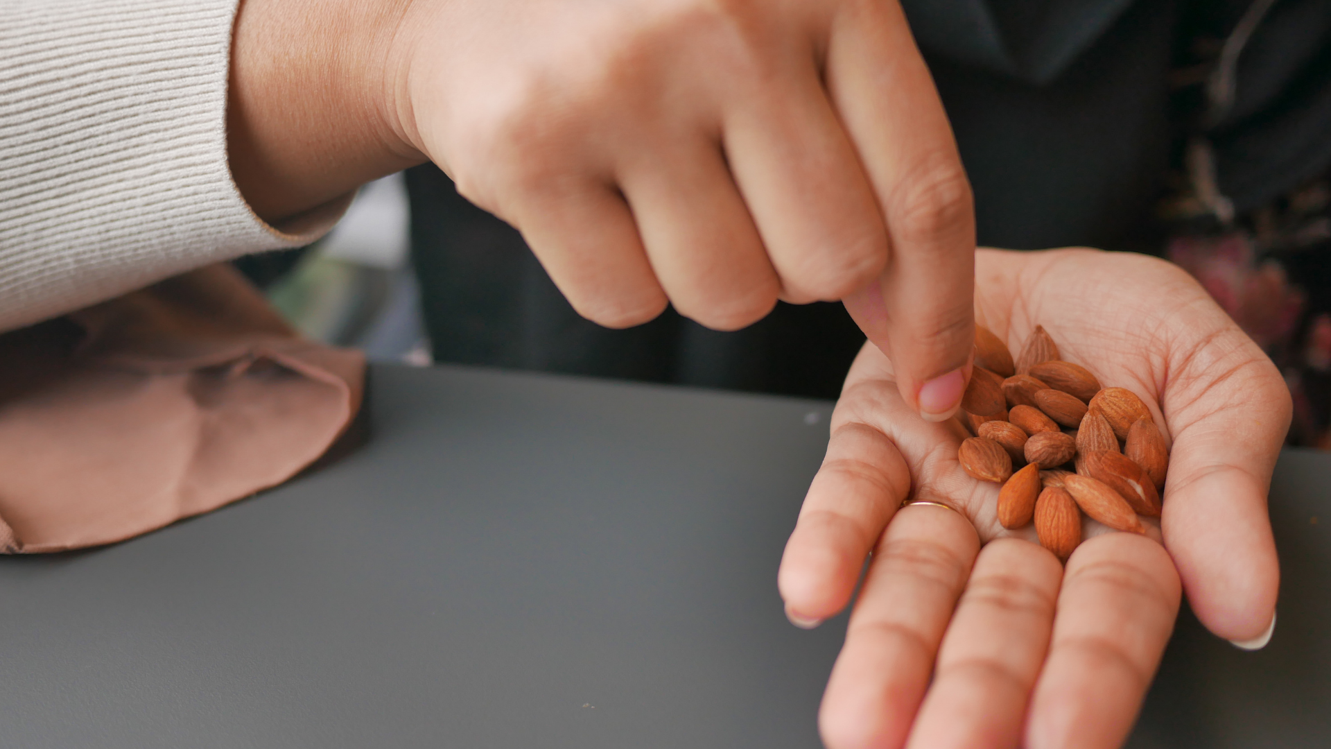 Cách ăn ảnh hưởng đến việc bầu ăn hạnh nhân được không?