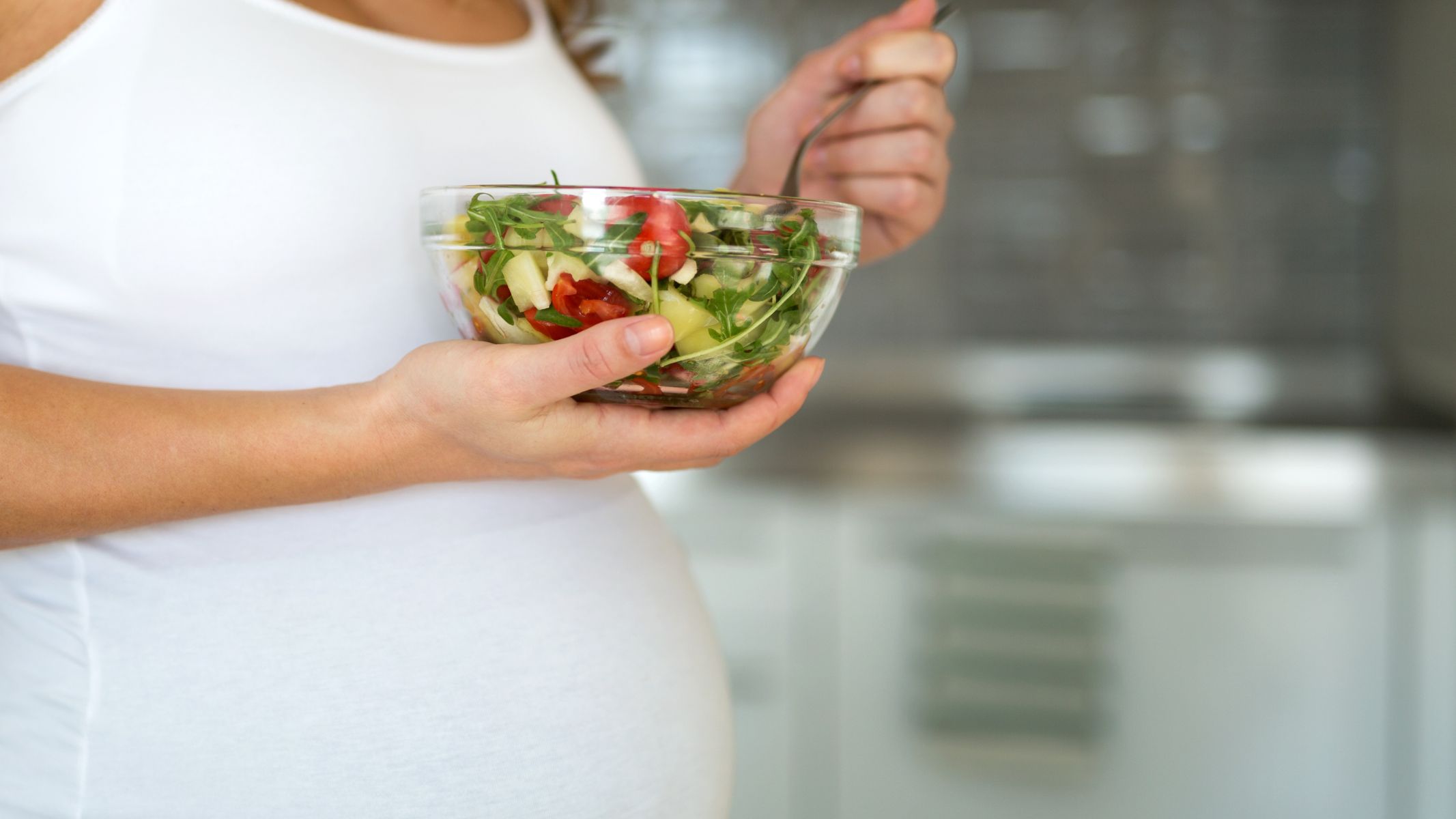 Mẹ có thể ăn cùng rau xanh hoặc thực phẩm giàu chất xơ để giảm ngấy và giúp tiêu hóa dễ dàng hơn