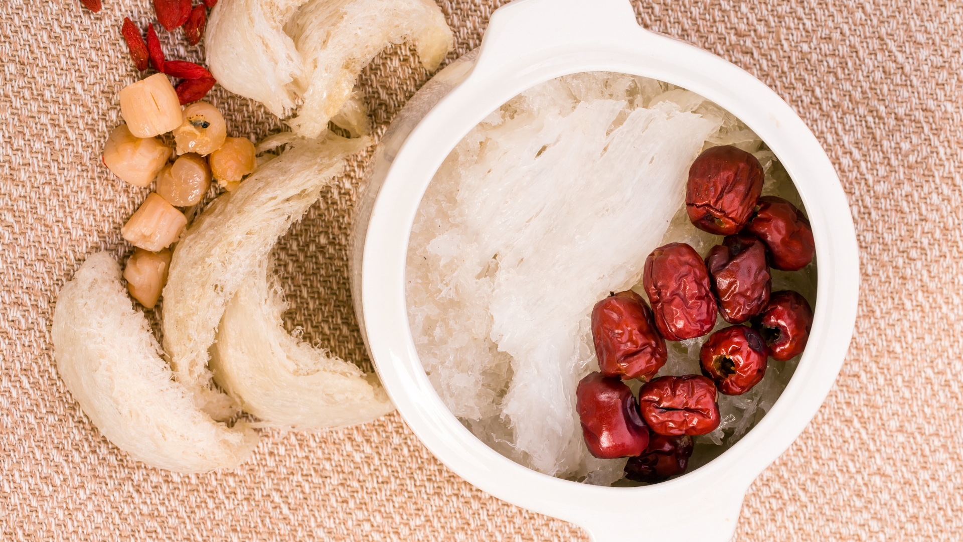 Yến chưng táo đỏ giúp cung cấp năng lượng nhẹ nhàng cho mẹ bầu trong thai kỳ