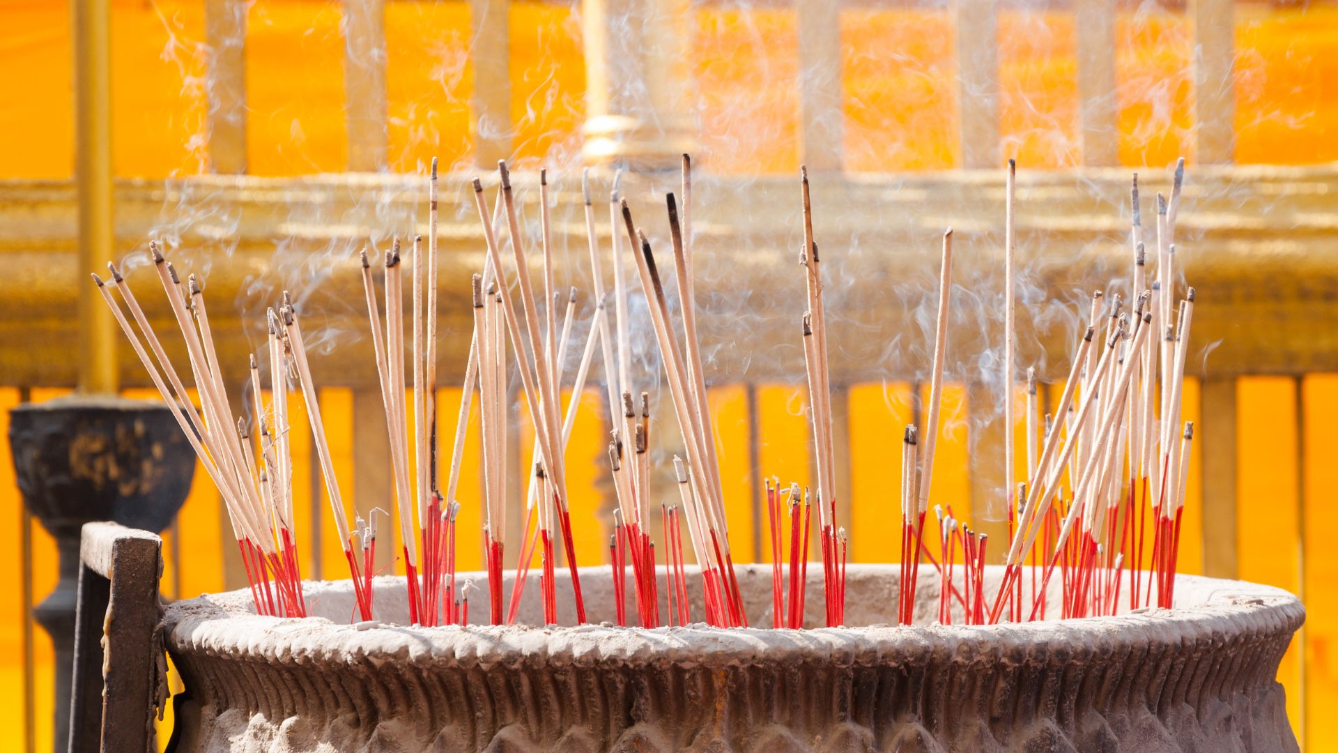 Bà bầu khi đi chùa nên hạn chế những khu vực có nhiều khói nhang