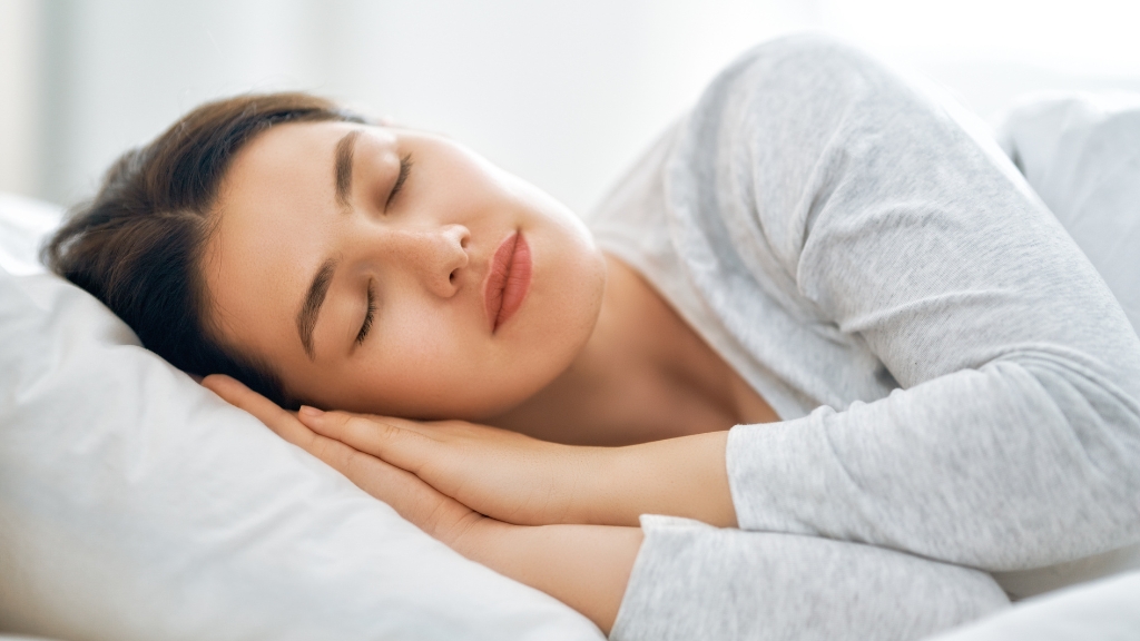 Nằm nghiêng trái và dùng gối hỗ trợ giúp mẹ bầu ngủ thoải mái, tuần hoàn máu tốt hơn