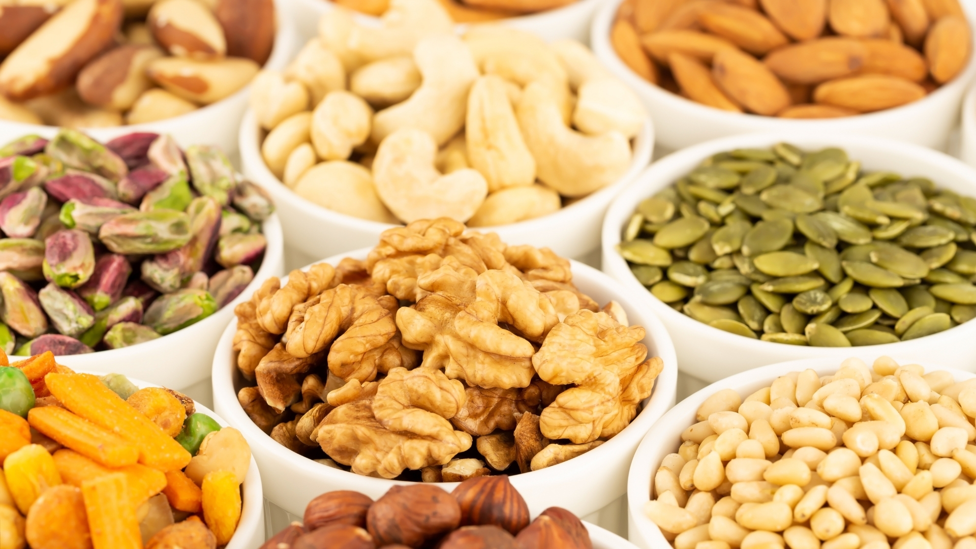 Các loại hạt và quả không chỉ là nguồn cung cấp chất béo tốt mà còn chứa nhiều vitamin, khoáng chất và chất chống oxy hóa