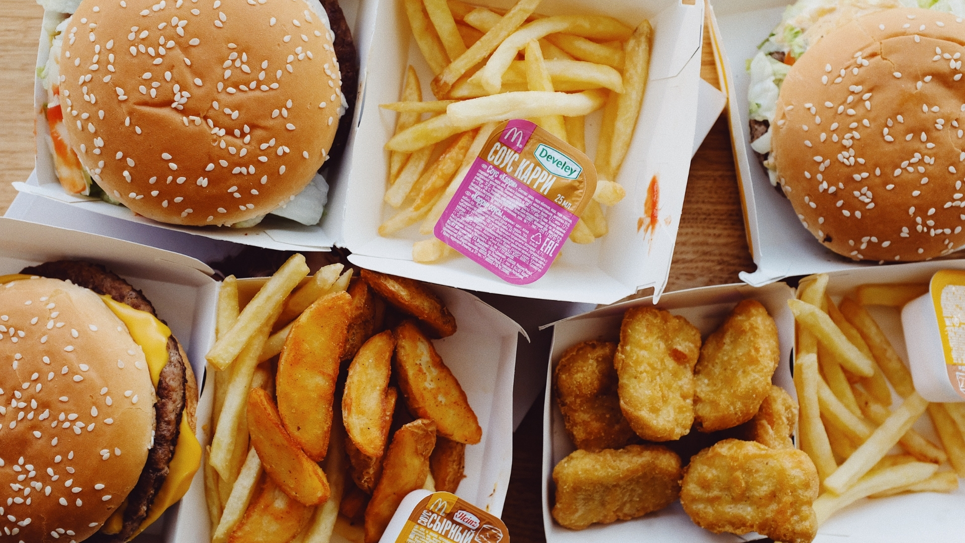 Chất béo chuyển hóa thường có trong thực phẩm chế biến sẵn như đồ ăn nhanh, khoai tây chiên hoặc các món chiên đi chiên lại nhiều lần