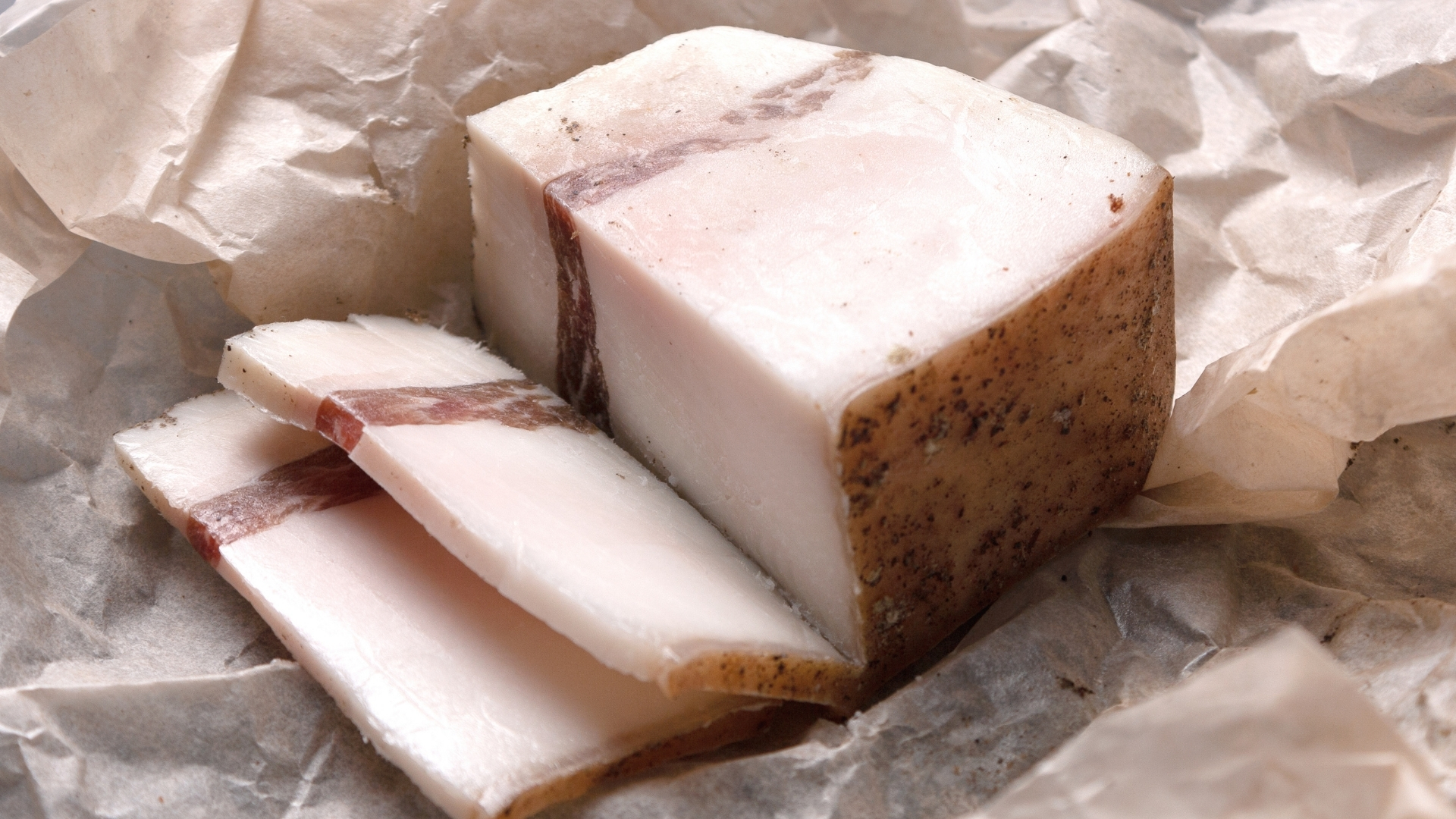 Mỡ từ động vật như mỡ heo, mỡ bò nếu dùng với lượng lớn có thể làm tăng cholesterol trong máu và không tốt cho tim mạch