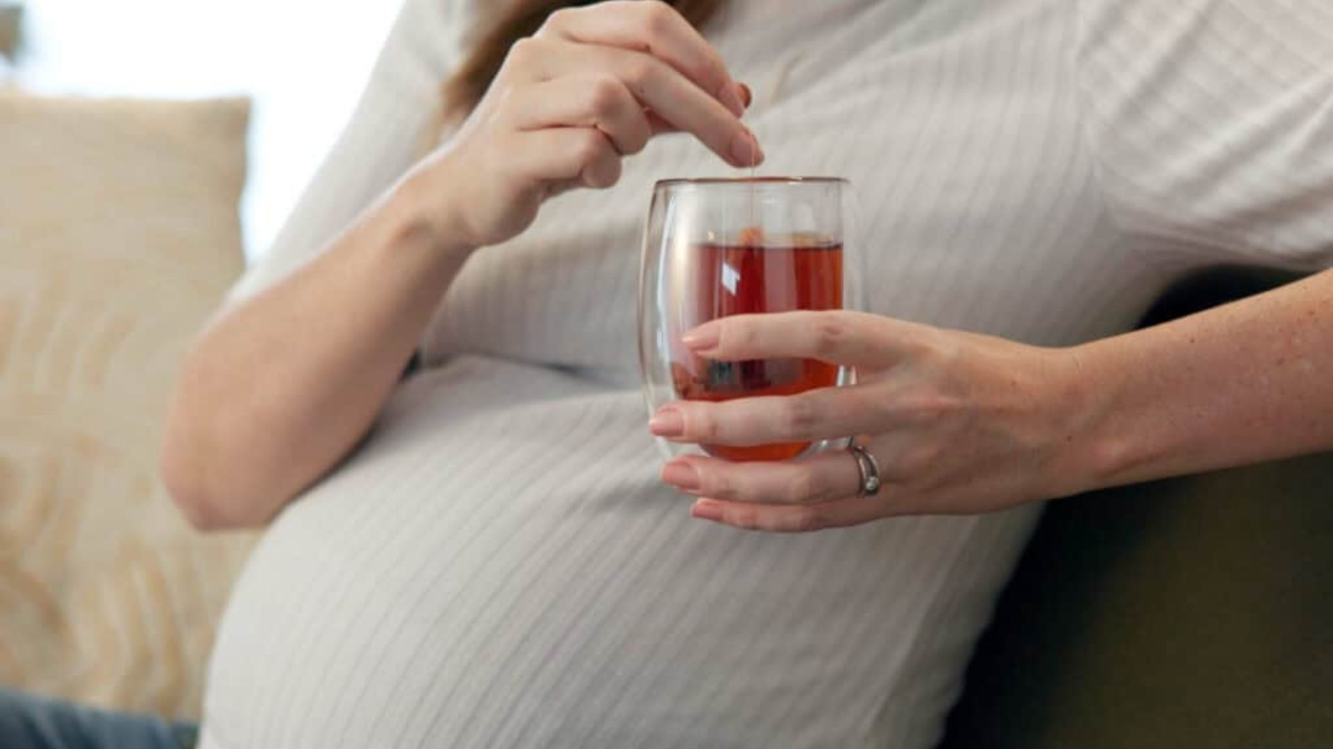 Bầu uống trà đường được không? Có thể, nhưng mẹ bầu nên điều chỉnh cách pha và tránh dùng quá nhiều đường