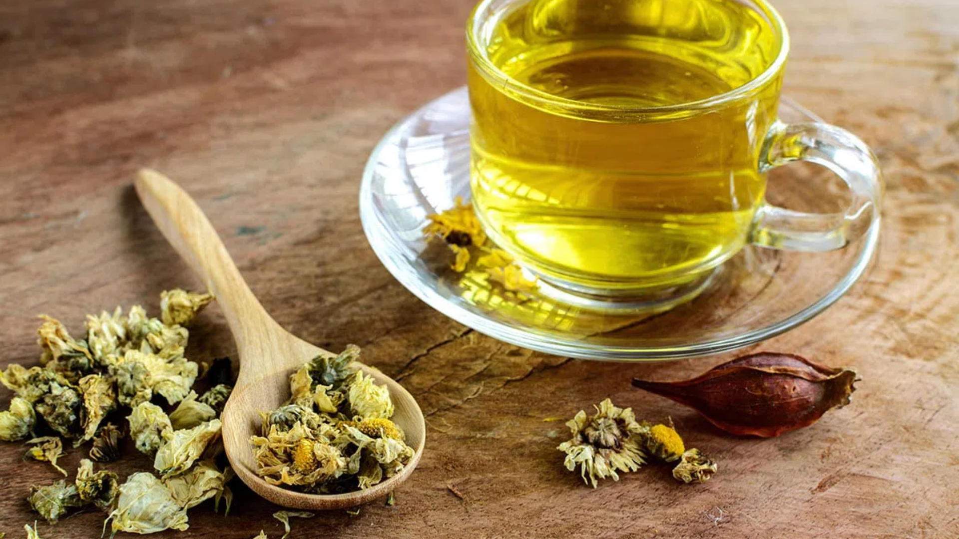 Mẹ bầu nên uống trà đúng cách, chọn loại nhẹ, ít caffein như trà hoa cúc để đảm bảo an toàn cho con