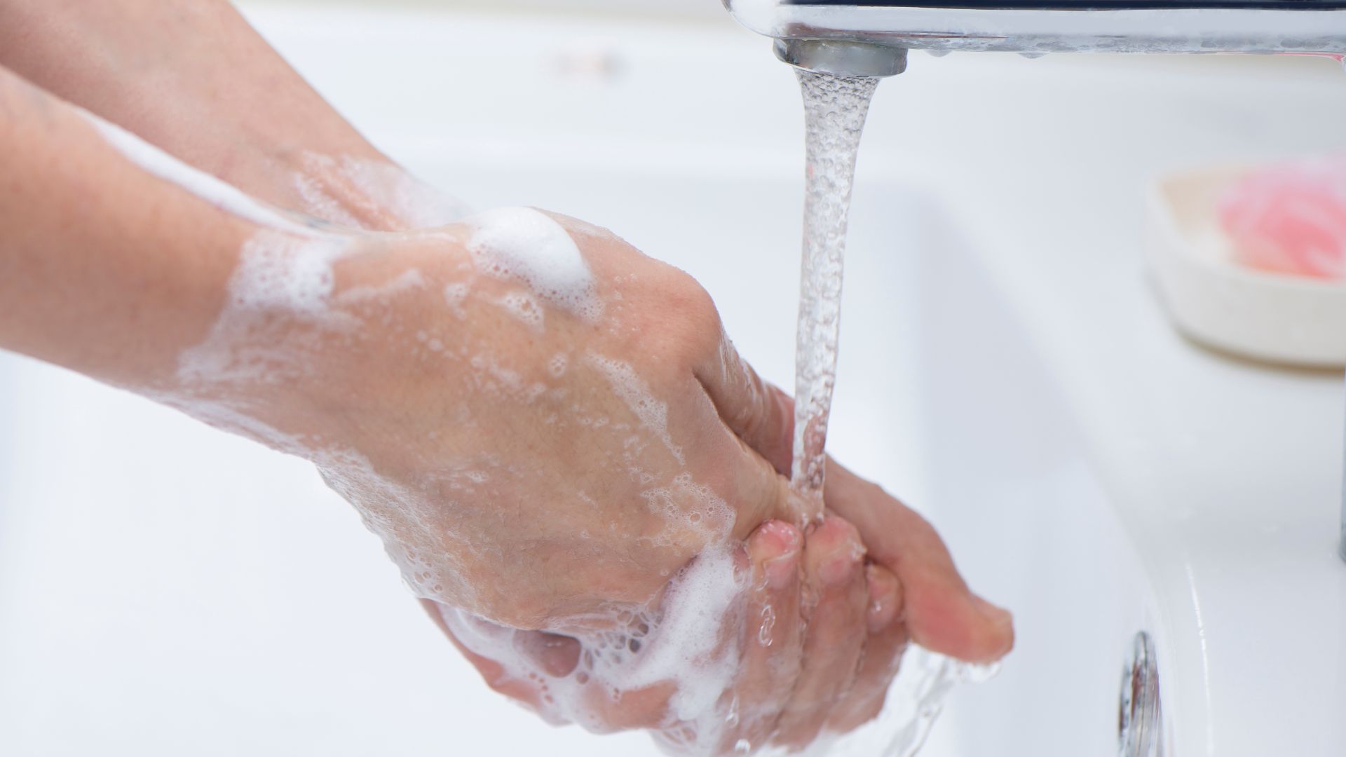 Cha mẹ cần rửa tay sạch trước và sau khi thay bỉm cho trẻ