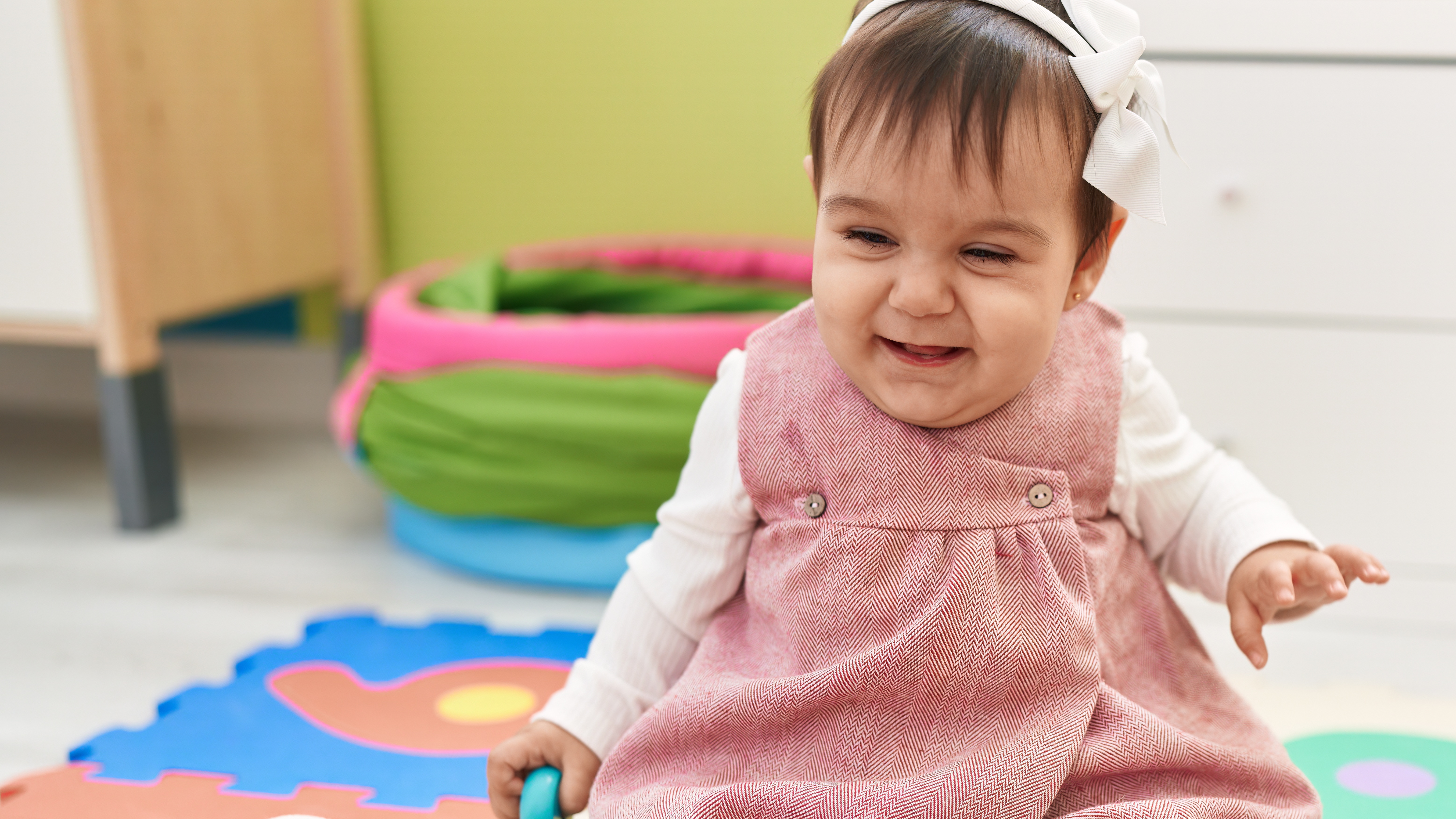 Bé 8 tháng tuổi biết làm gì? Bé 8 tháng tuổi biết khám phá, theo dõi đồ vật