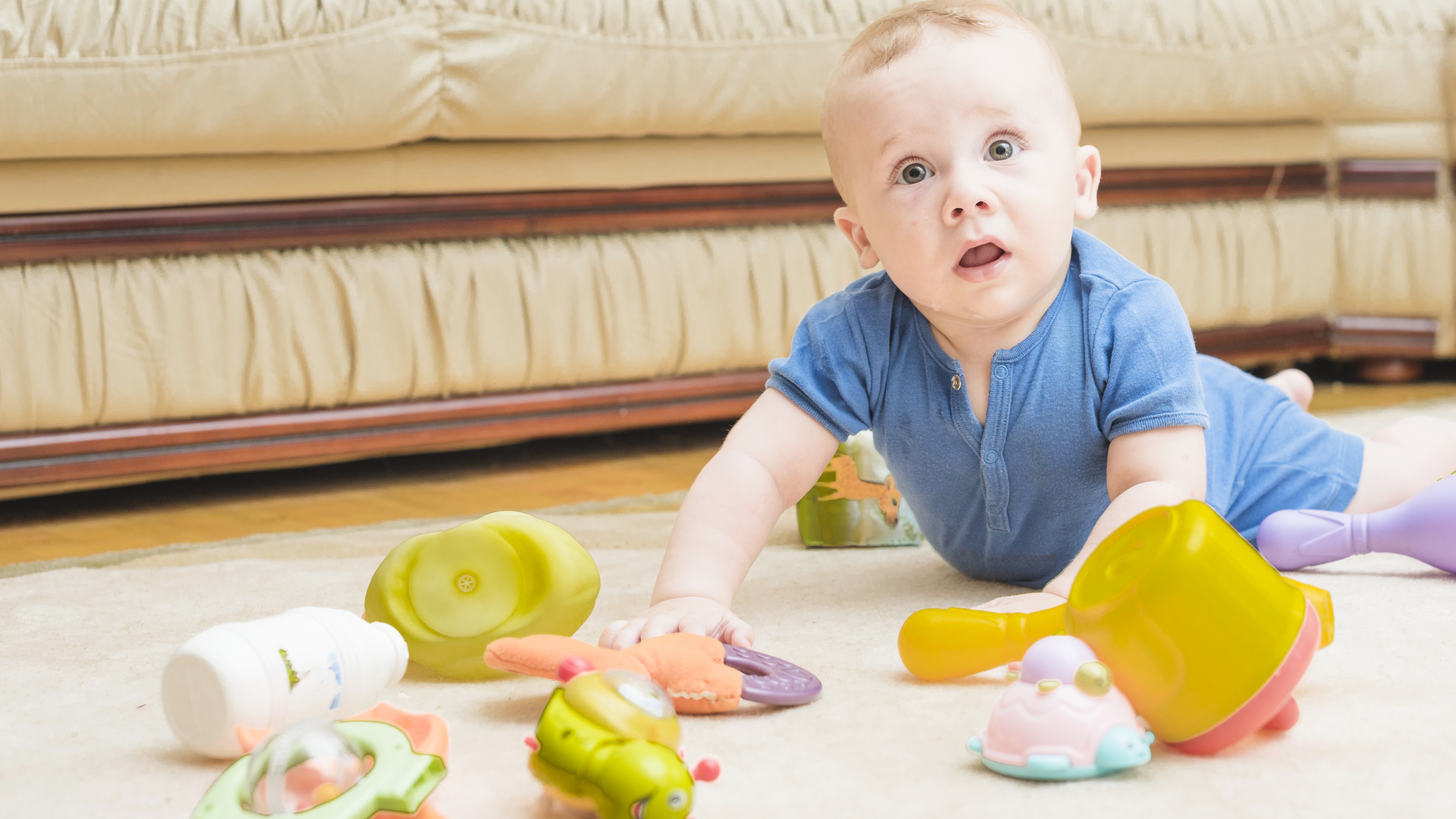 Cha mẹ nên tạo không gian để khuyến khích bé bò, trườn