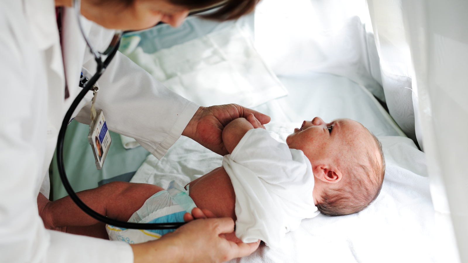 Cha mẹ cần đưa bé đi khám bác sĩ khi các triệu chứng nặng dần